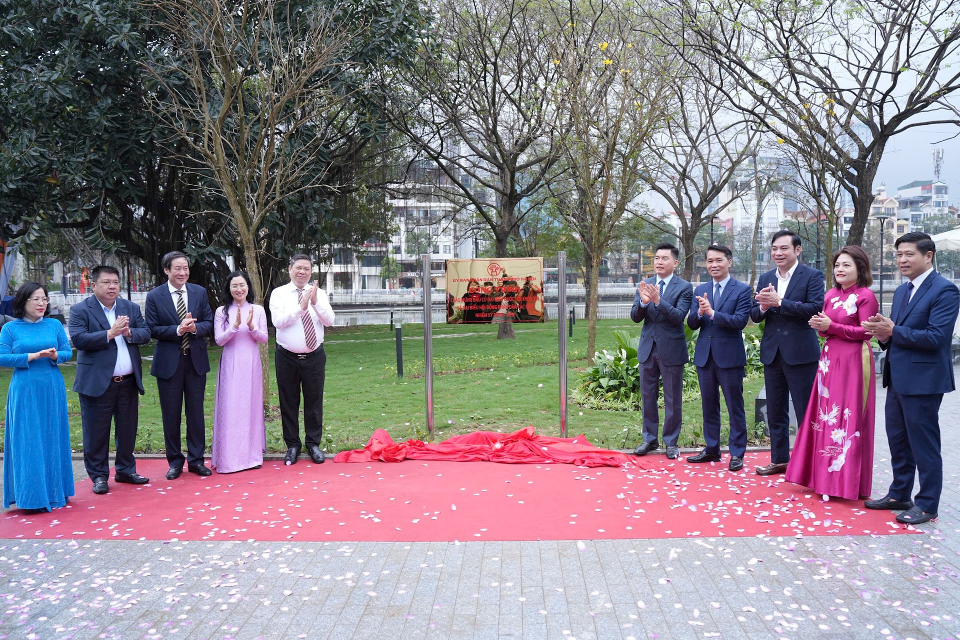 Phường Ô Chợ Dừa gắn biển công trình cải tạo hồ Đống Đa chào mừng ngày bầu cử- Ảnh 2.