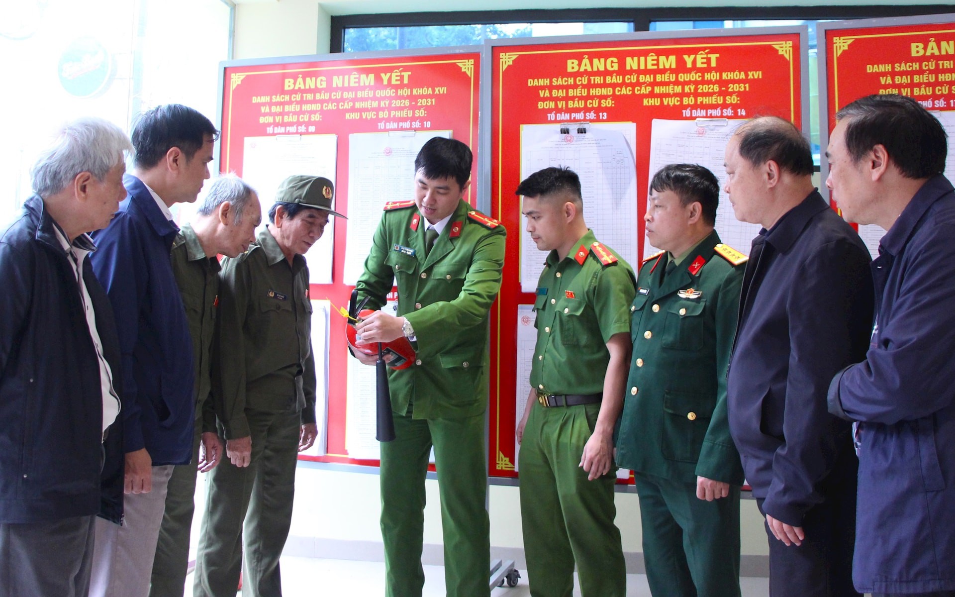 Cán bộ Đội chữa cháy và cứu nạn, cứu hộ khu vực số 8 hướng dẫn sử dụng phương tiện chữa cháy cho Công an phường, Ban Chỉ huy quân sự, Ủy ban Bầu cử và thành viên tổ bầu cử phường Ba Đình