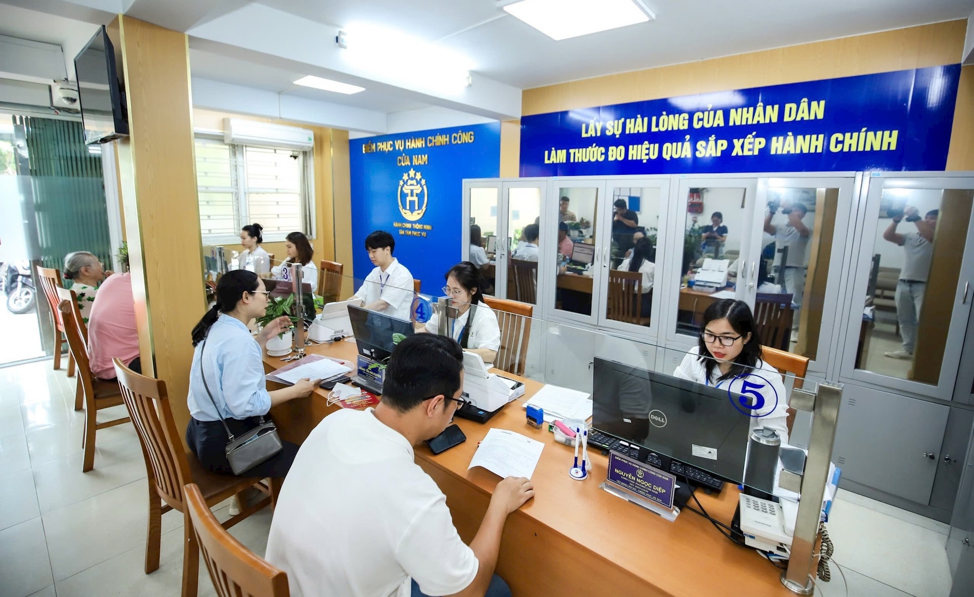 Phân quyền mạnh mẽ hơn cho Hà Nội trong tổ chức bộ máy và công vụ- Ảnh 1.