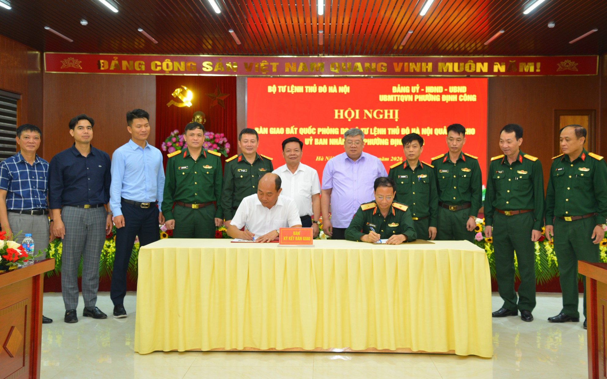 Đại diện Bộ Tư lệnh Thủ đô và UBND phường Định Công ký kết biên bản bàn giao