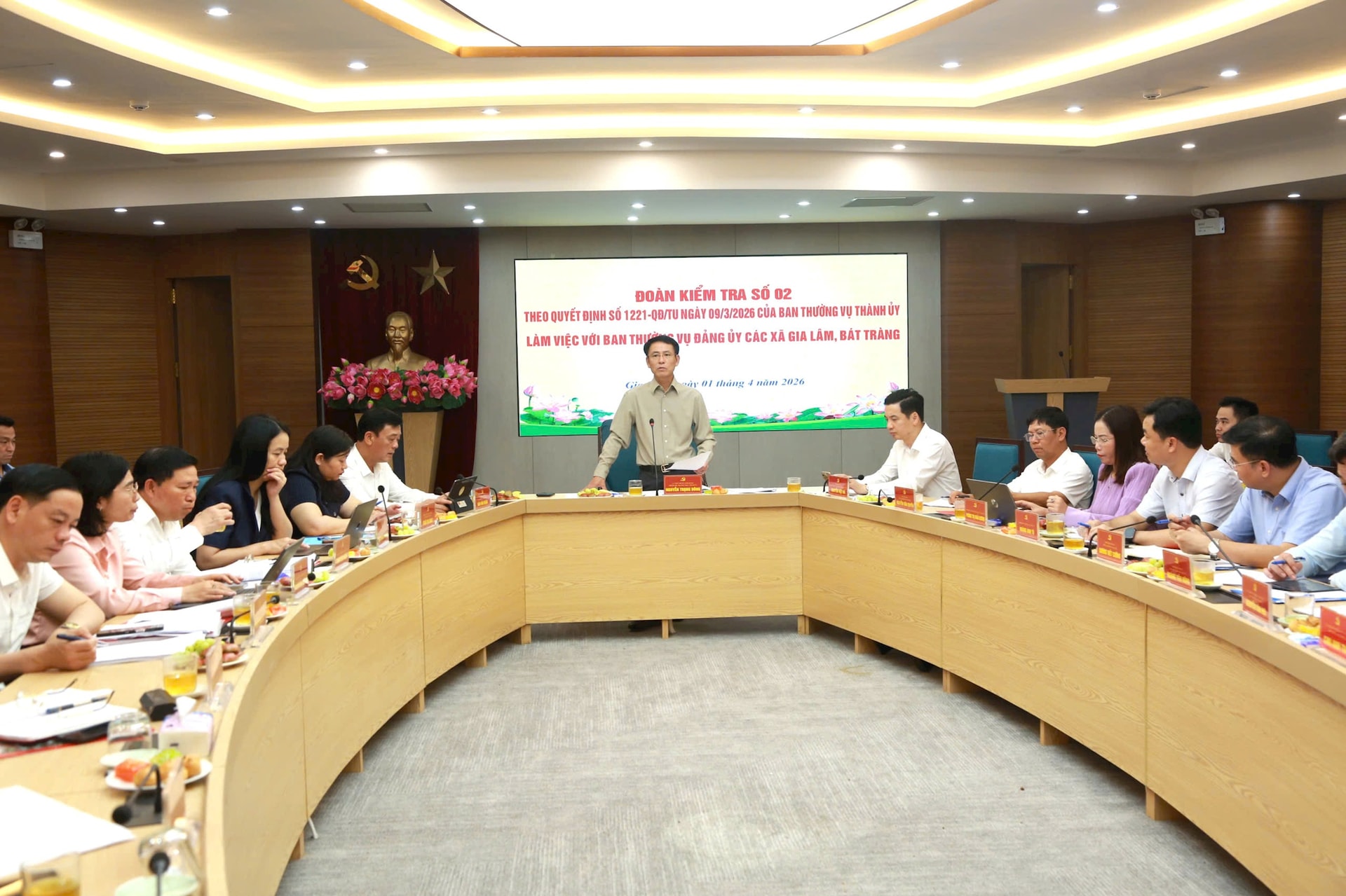 Phó Bí thư Thường trực Thành ủy Nguyễn Trọng Đông làm việc với Ban Thường vụ Đảng ủy xã Gia Lâm và Bát Tràng- Ảnh 1.