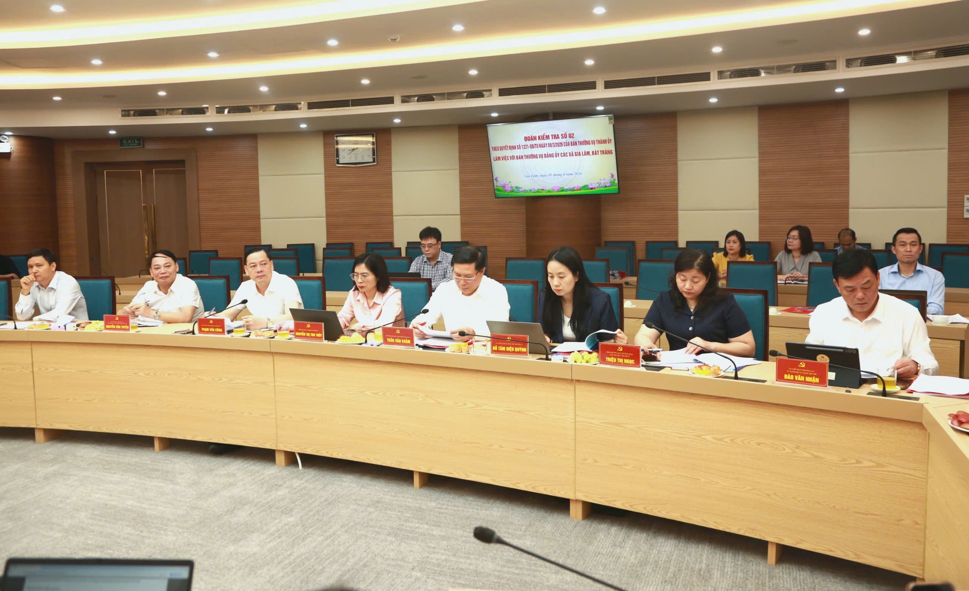 Phó Bí thư Thường trực Thành ủy Nguyễn Trọng Đông làm việc với Ban Thường vụ Đảng ủy xã Gia Lâm và Bát Tràng- Ảnh 7.