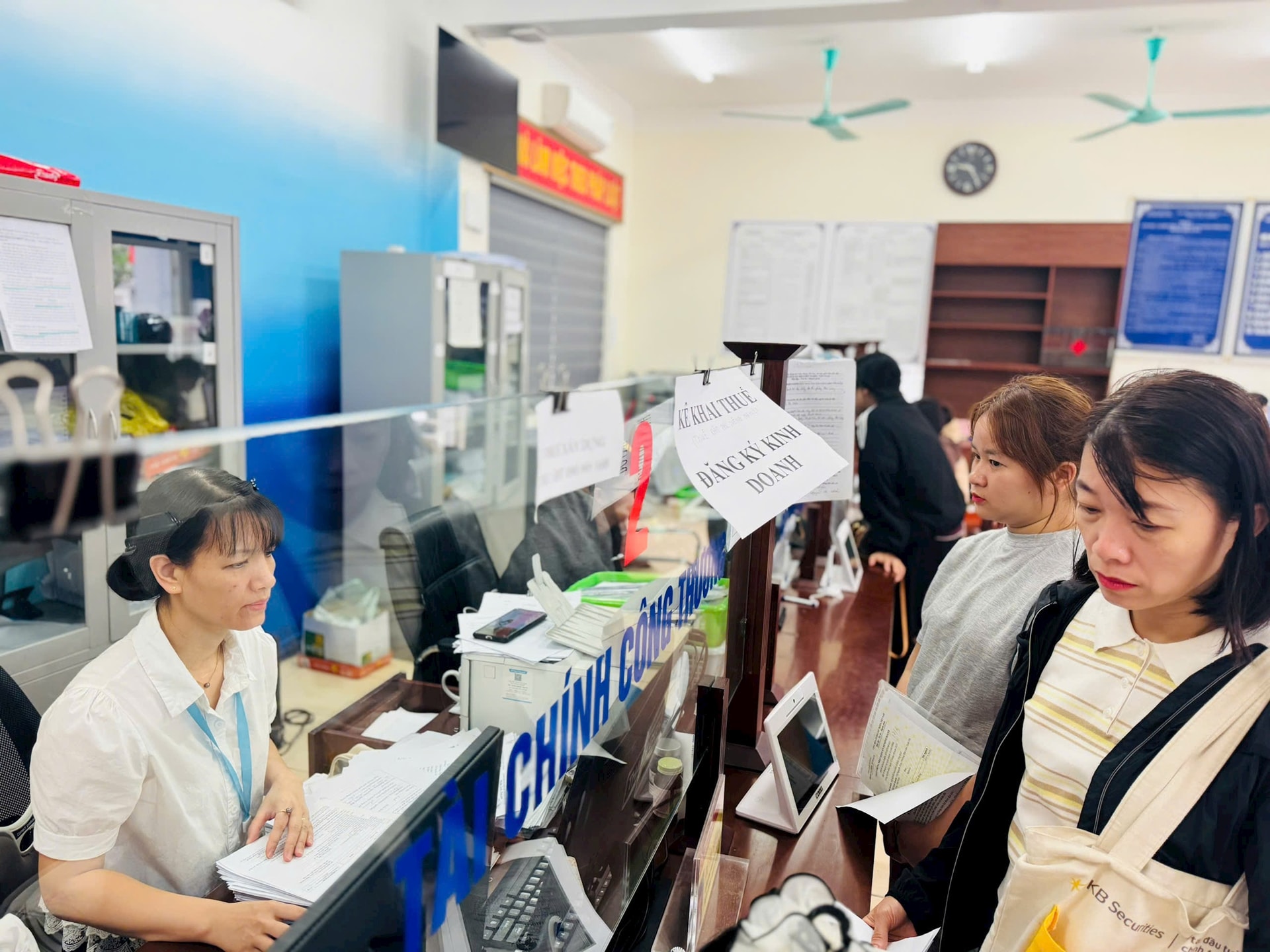 Phường Phú Lương xây dựng nền hành chính hiện đại, lấy người dân làm trung tâm- Ảnh 2.