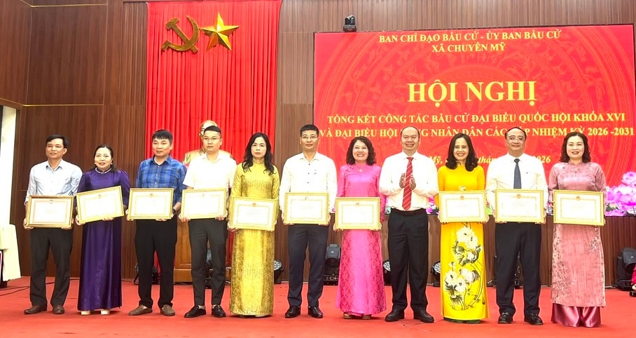 Xã Chuyên Mỹ: Biểu dương, khen thưởng nhiều tập thể, cá nhân trong công tác bầu cử- Ảnh 1.