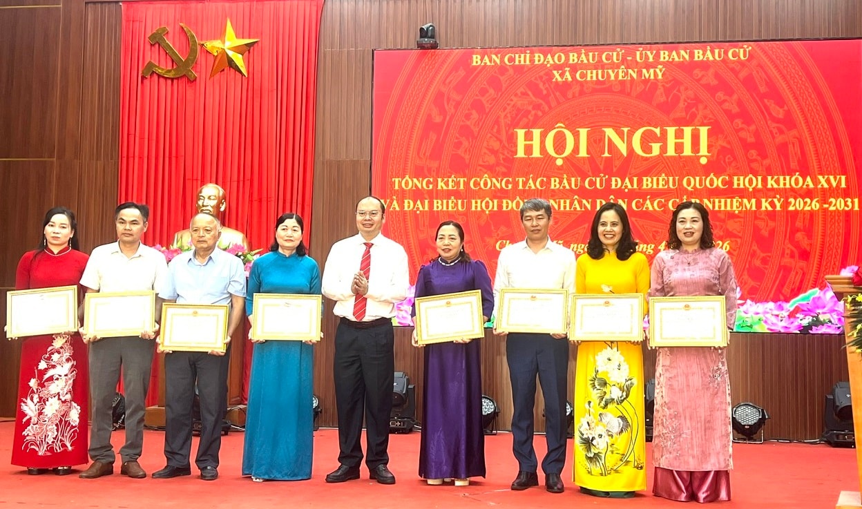 Xã Chuyên Mỹ: Biểu dương, khen thưởng nhiều tập thể, cá nhân trong công tác bầu cử- Ảnh 2.