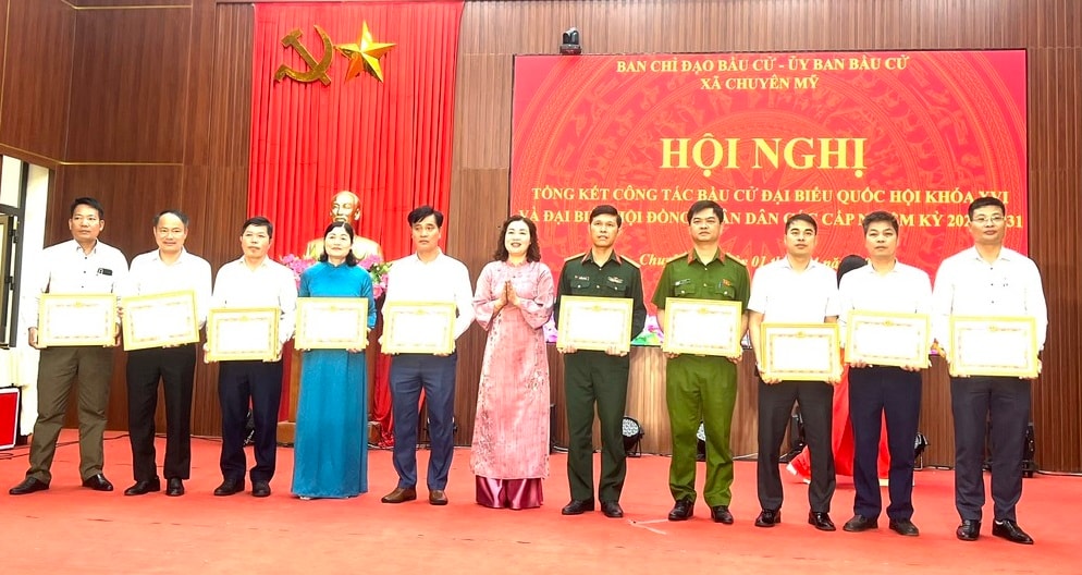 Xã Chuyên Mỹ: Biểu dương, khen thưởng nhiều tập thể, cá nhân trong công tác bầu cử- Ảnh 3.