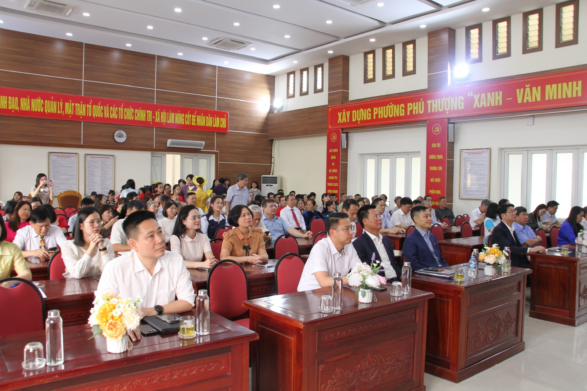 Phường Phú Thượng khen thưởng các tập thể, cá nhân có thành tích xuất sắc trong công tác bầu cử- Ảnh 1.