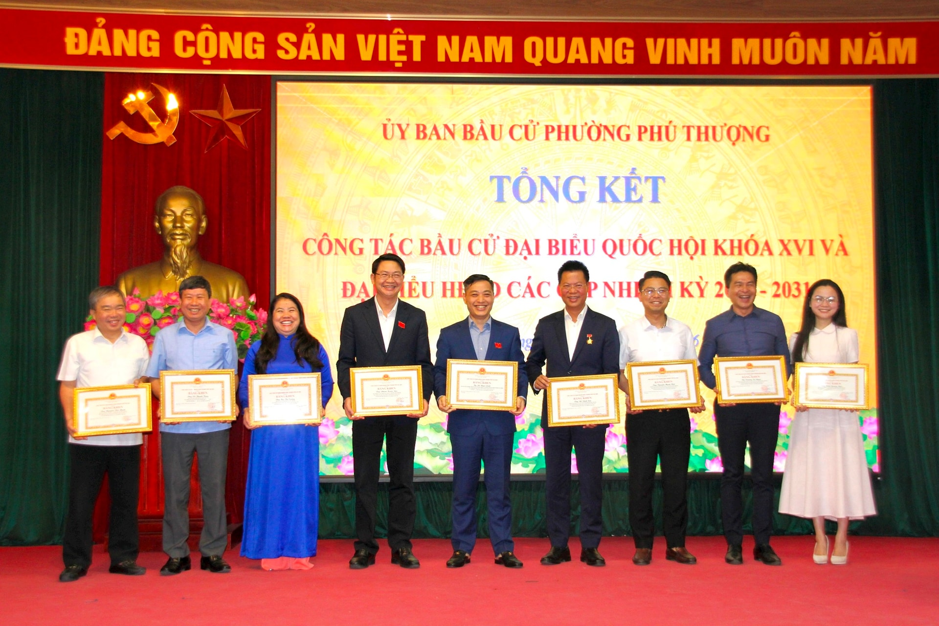 Phường Phú Thượng khen thưởng các tập thể, cá nhân có thành tích xuất sắc trong công tác bầu cử- Ảnh 5.