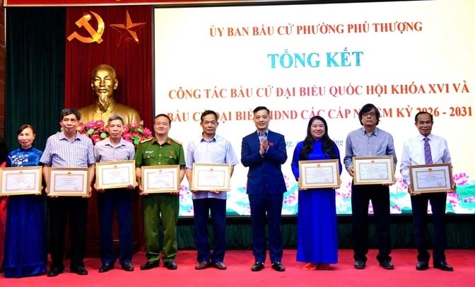 Phường Phú Thượng khen thưởng các tập thể, cá nhân có thành tích xuất sắc trong công tác bầu cử- Ảnh 4.