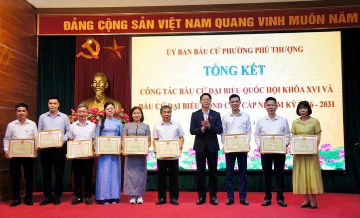 Phường Phú Thượng khen thưởng các tập thể, cá nhân có thành tích xuất sắc trong công tác bầu cử- Ảnh 6.