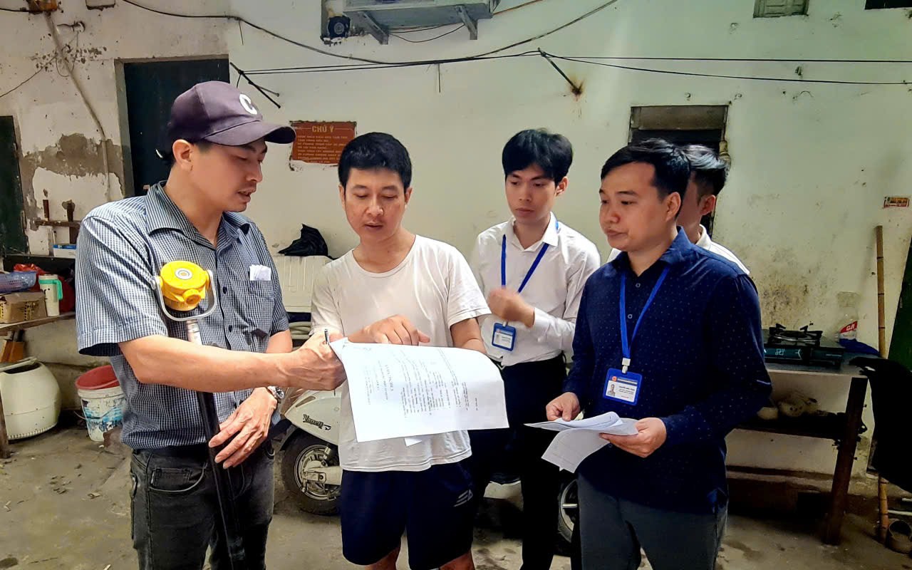 Cán bộ của Ban Quản lý dự án đầu tư- hạ tầng phường hướng dẫn người dân thực hiện kiểm đếm, thống kê