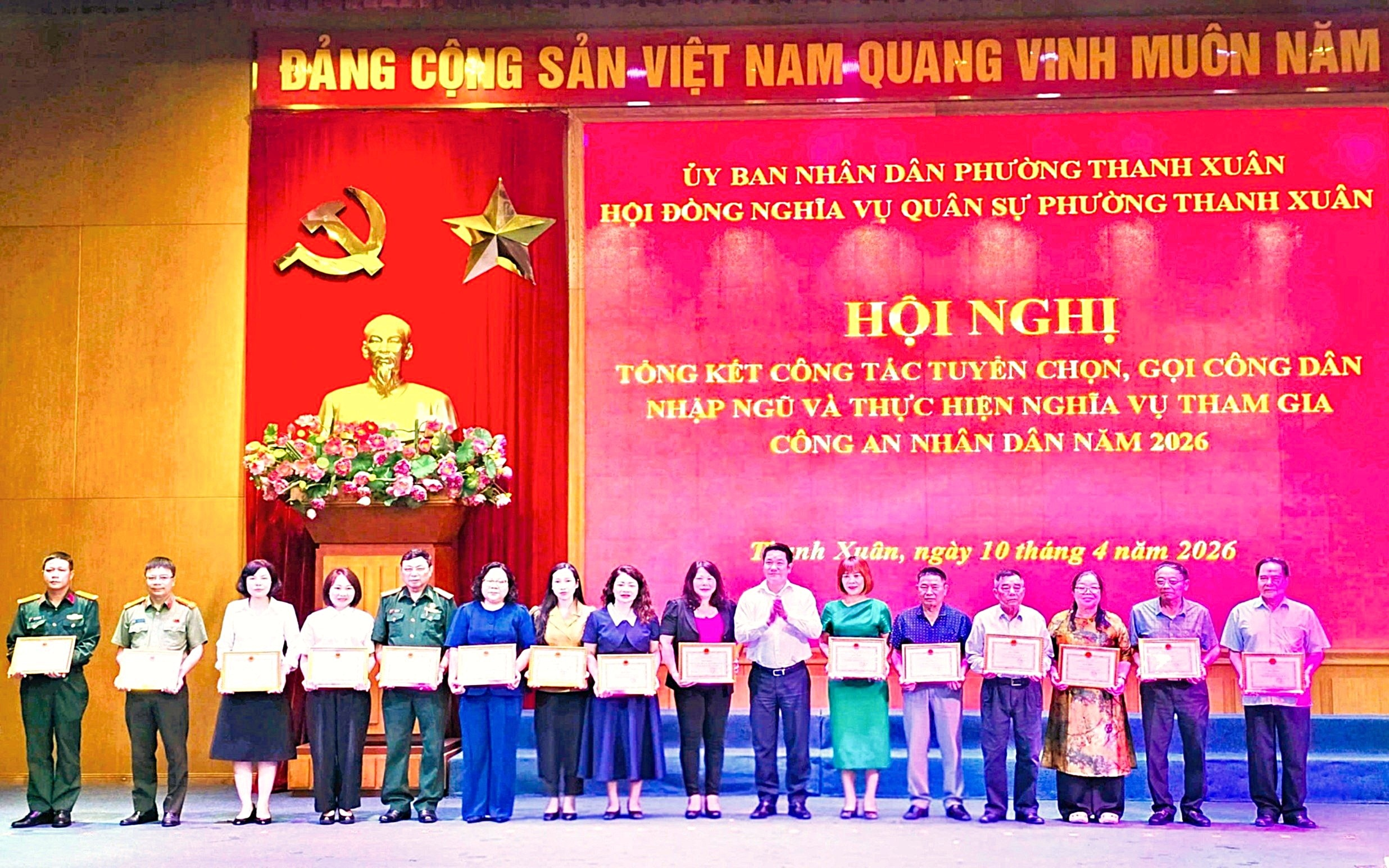 Phường Thanh Xuân khen thưởng các cá nhân có thành tích trong công tác tuyển chọn, gọi công dân nhập ngũ và thực hiện nghĩa vụ tham gia Công an nhân dân năm 2026.