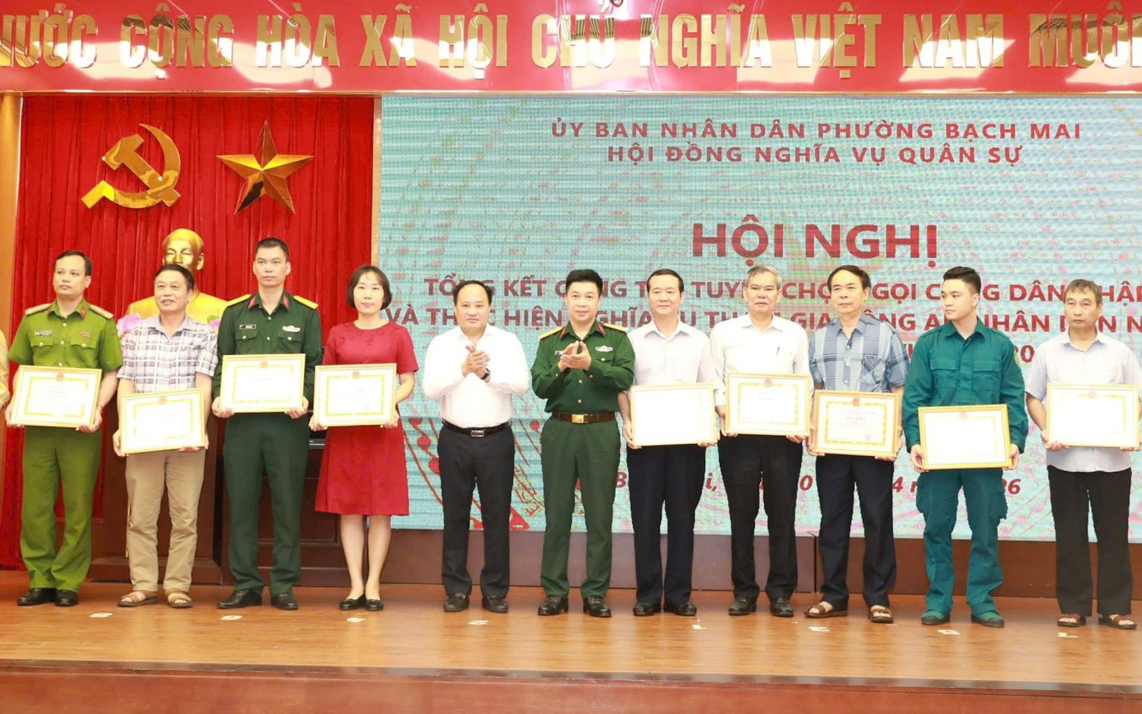 Thượng tá Nguyễn Việt Hòa - Chỉ huy trưởng Ban Chỉ huy phòng thủ Khu vực 3 Hồng Hà và Bí thư Đảng ủy, Chủ tịch HĐND phường Bạch Mai Trần Quyết Thắng trao Giấy khen tặng các tập thể