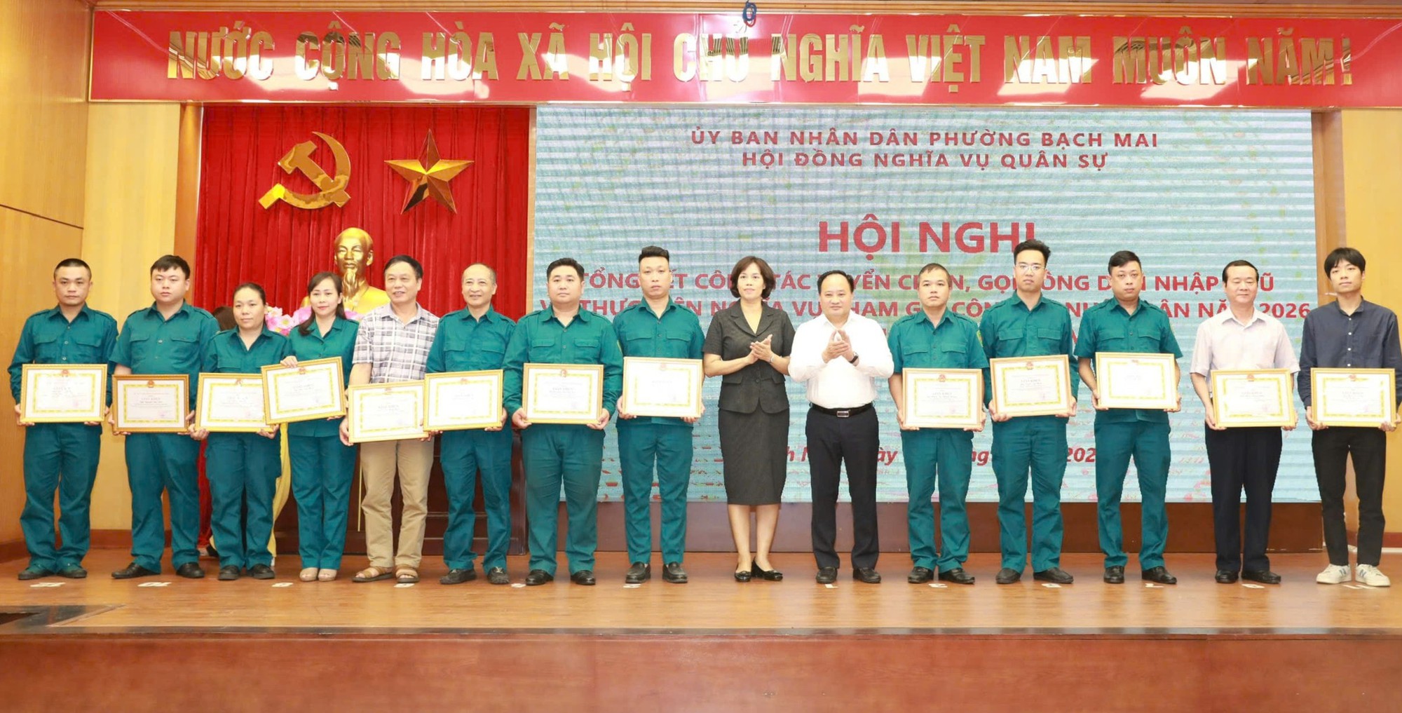 Phường Bạch Mai khen thưởng nhiều tập thể, cá nhân trong công tác tuyển quân- Ảnh 1.