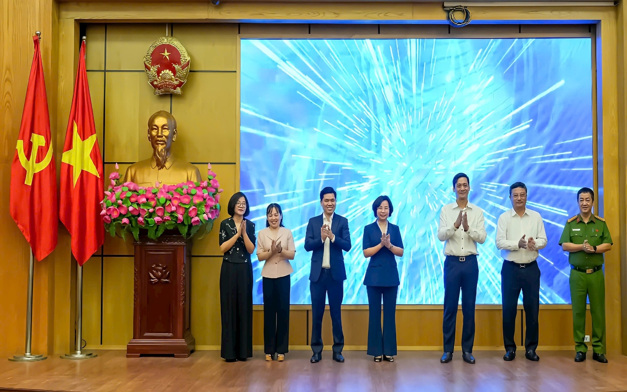 Chủ tịch Ủy ban MTTQ Việt Nam thành phố Hà Nội Bùi Huyền Mai và Bí thư Đảng ủy, Chủ tịch HĐND phường Ngọc Hà Lê Thanh Nam, cùng các đại biểu thực hiện nghi thức khởi động mô hình.