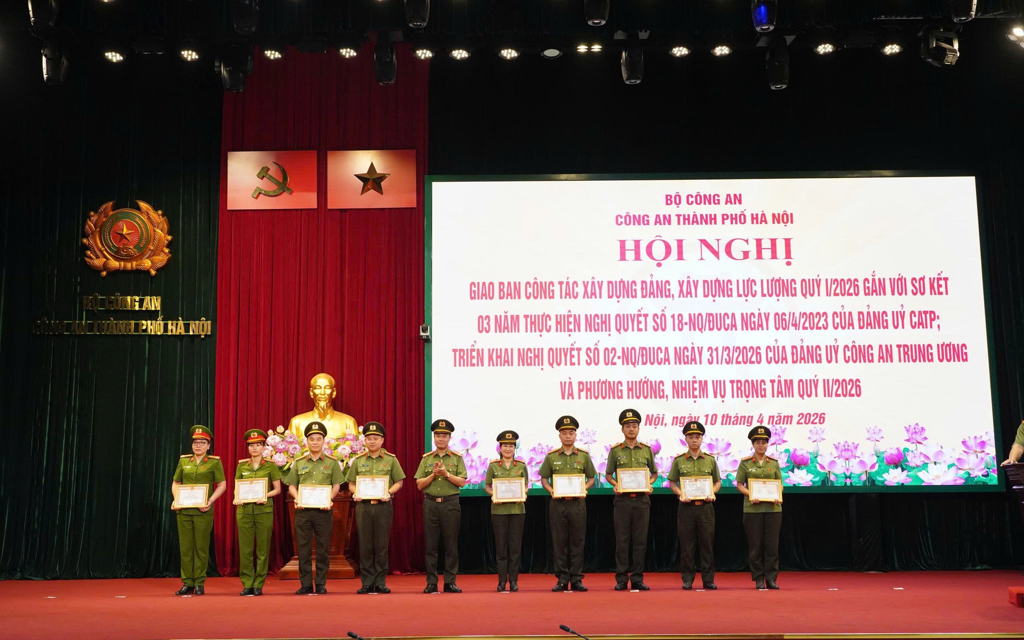 Các cá nhân, tập thể được khen thưởng tại Hội nghị