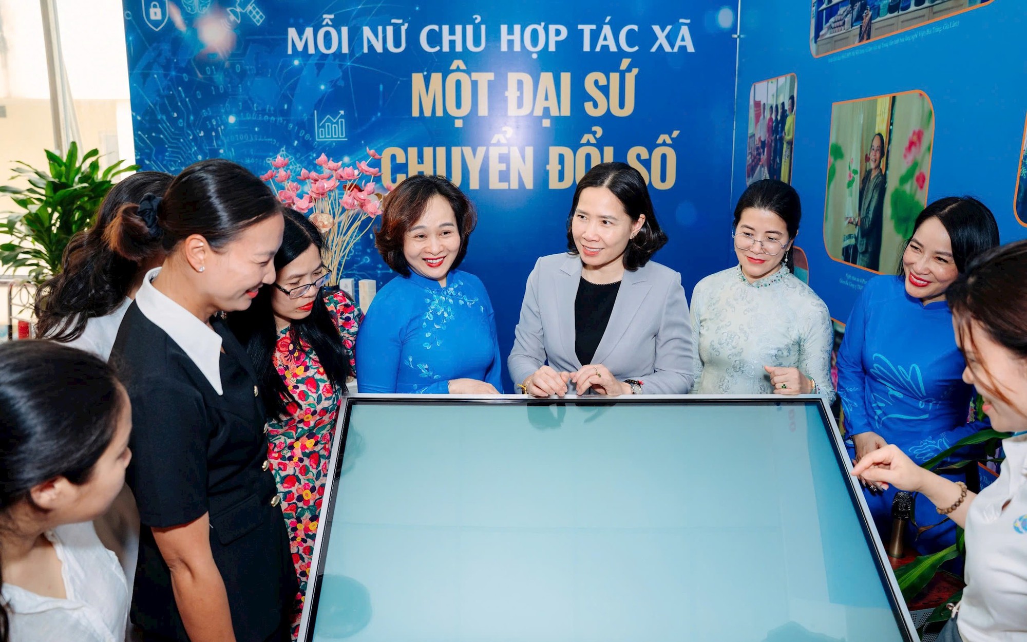 Thường trực Hội Liên hiệp phụ nữ thành phố Hà Nội tham quan các gian hàng của hội viên ứng dụng chuyển đổi số. 