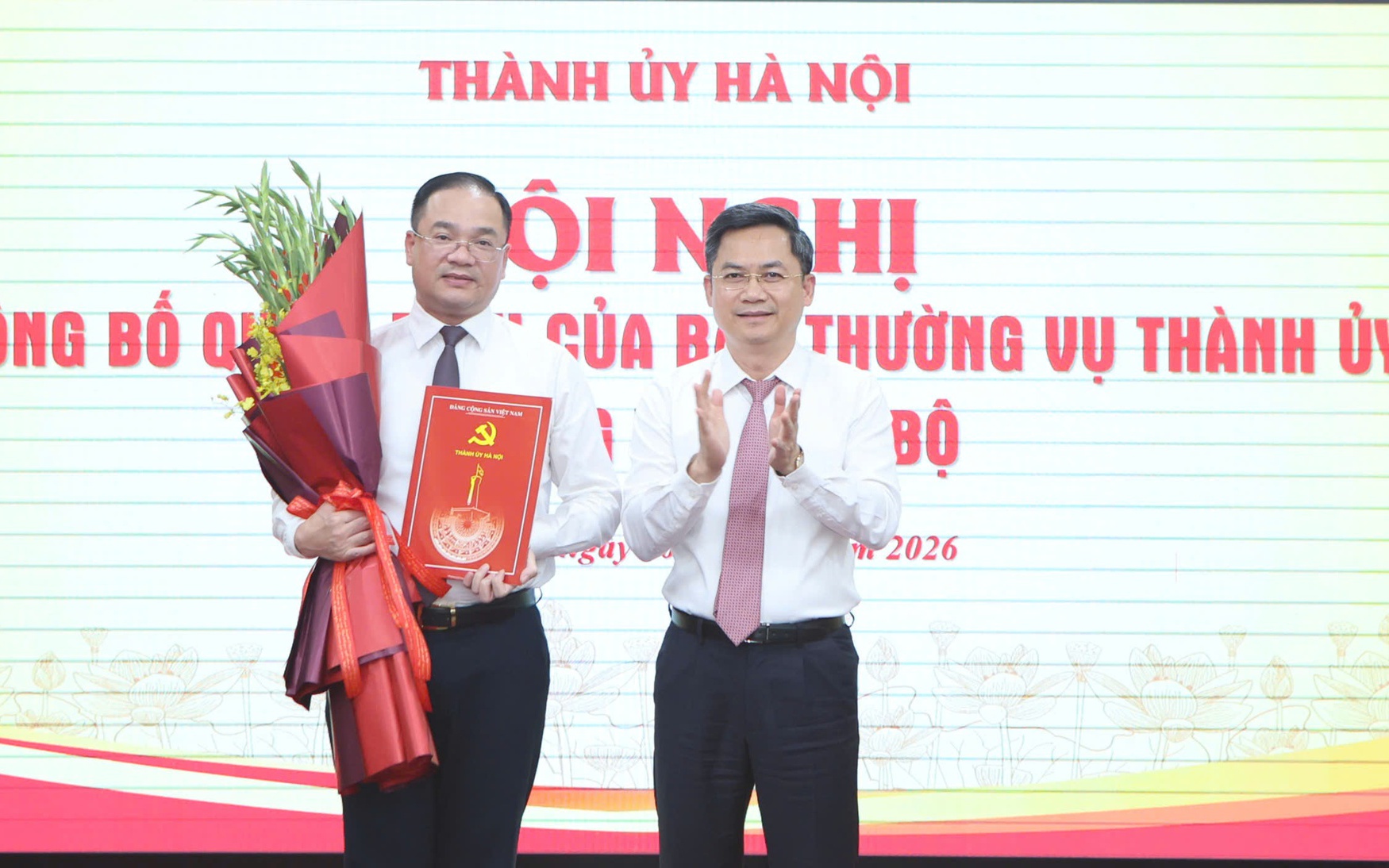 Trưởng ban Tổ chức Thành ủy Hà Minh Hải trao quyết định và tặng hoa chúc mừng đồng chí Nguyễn Ngọc Việt