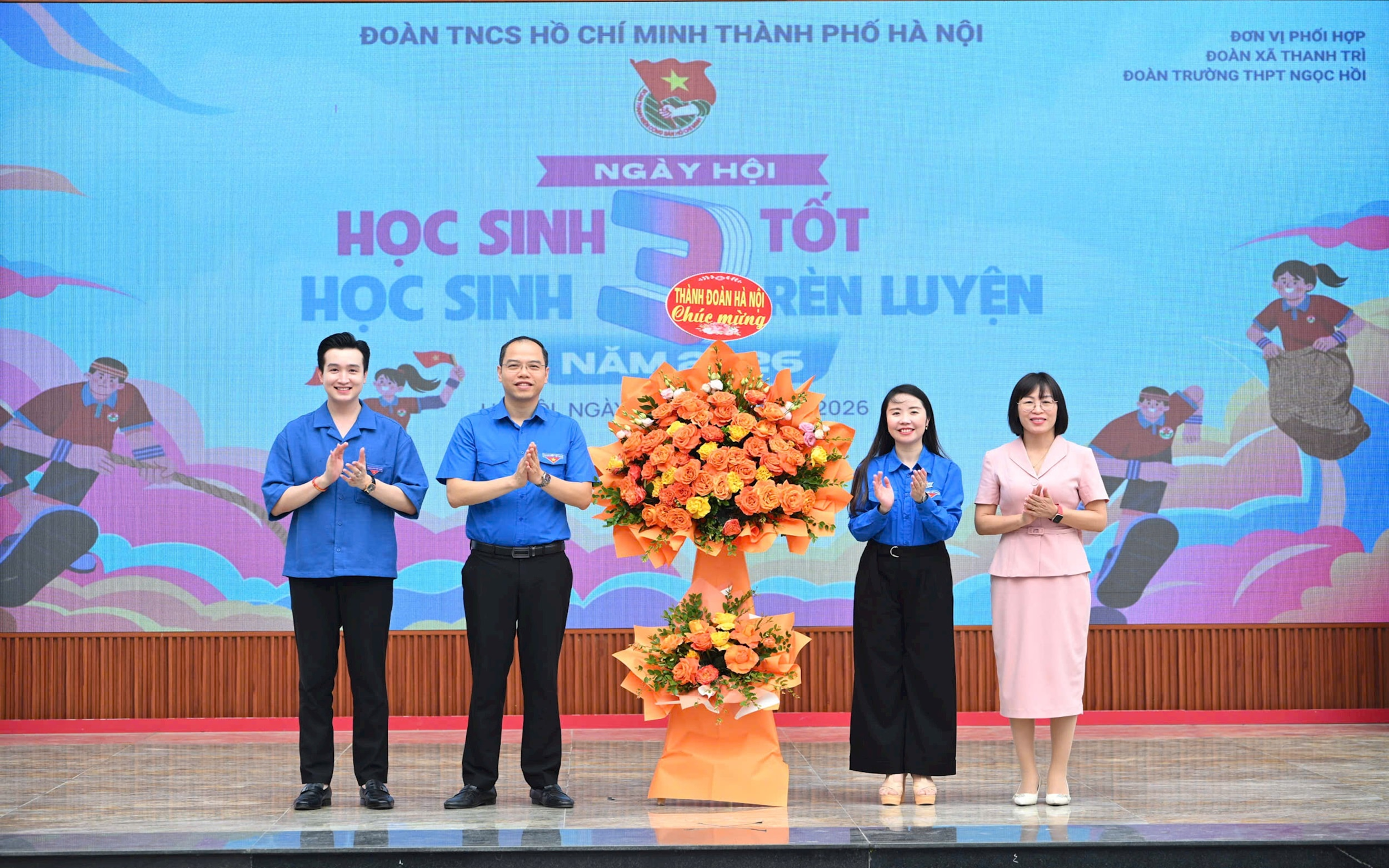 Thường trực Thành đoàn Hà Nội tặng hoa chúc mừng Ngày hội.