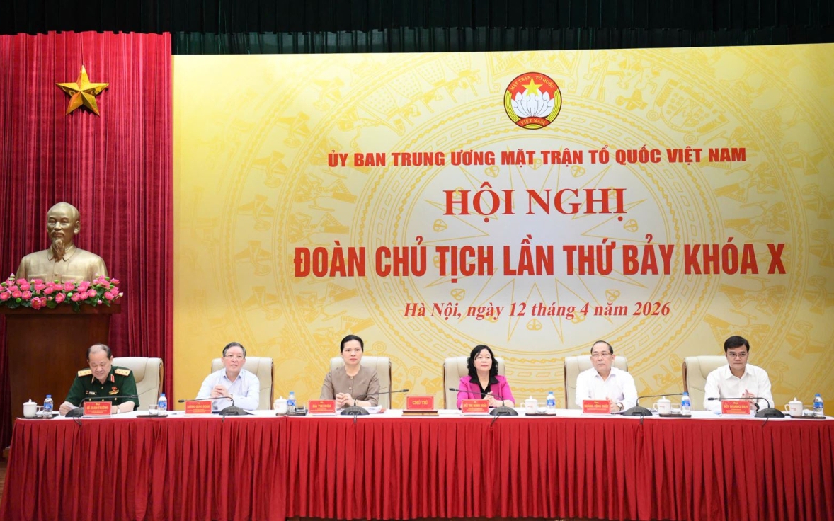 Các đồng chí chủ trì Hội nghị.