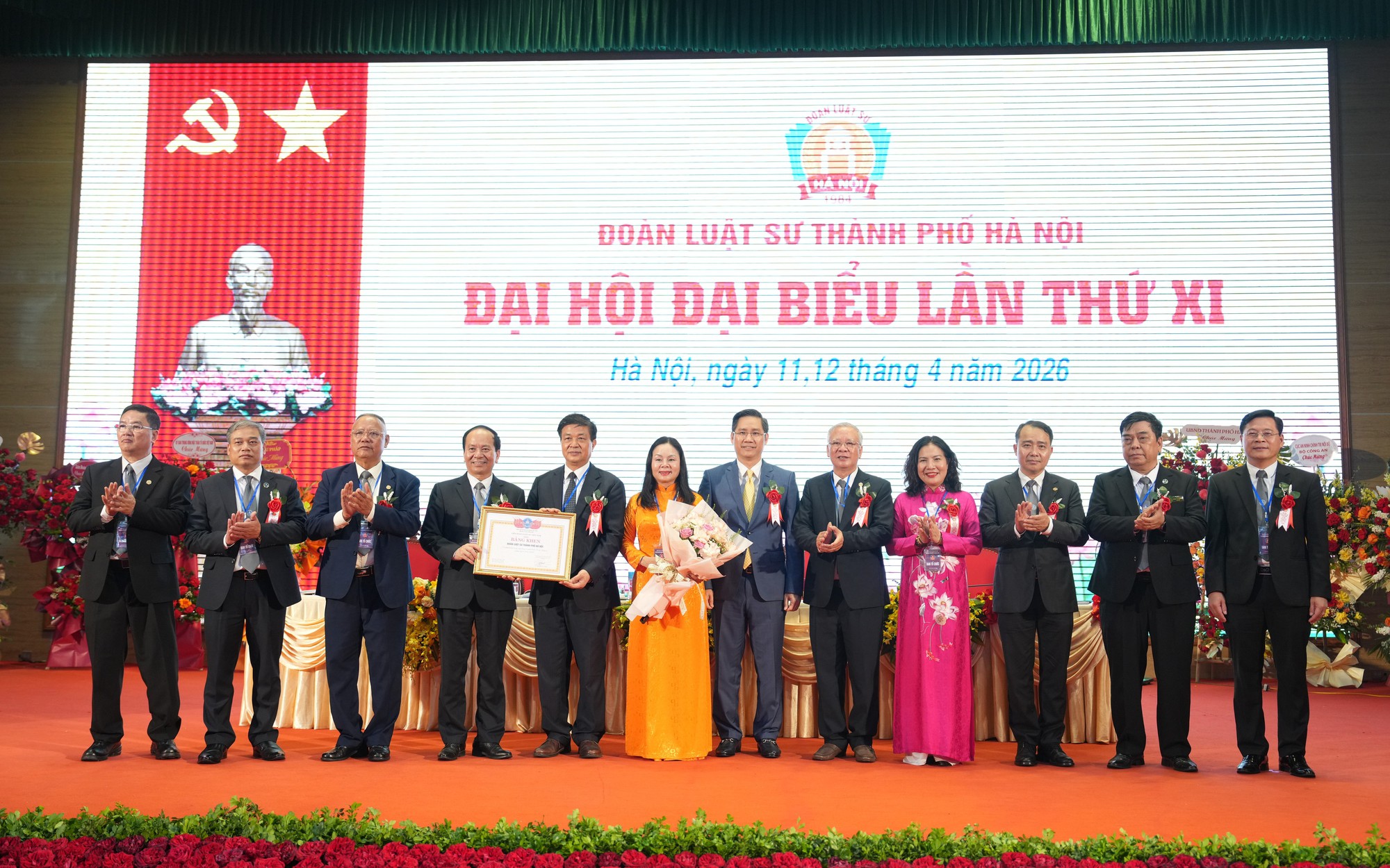 Chủ tịch Liên đoàn Luật sư Việt Nam tặng Bằng khen cho Đoàn Luật sư thành phố Hà Nội.