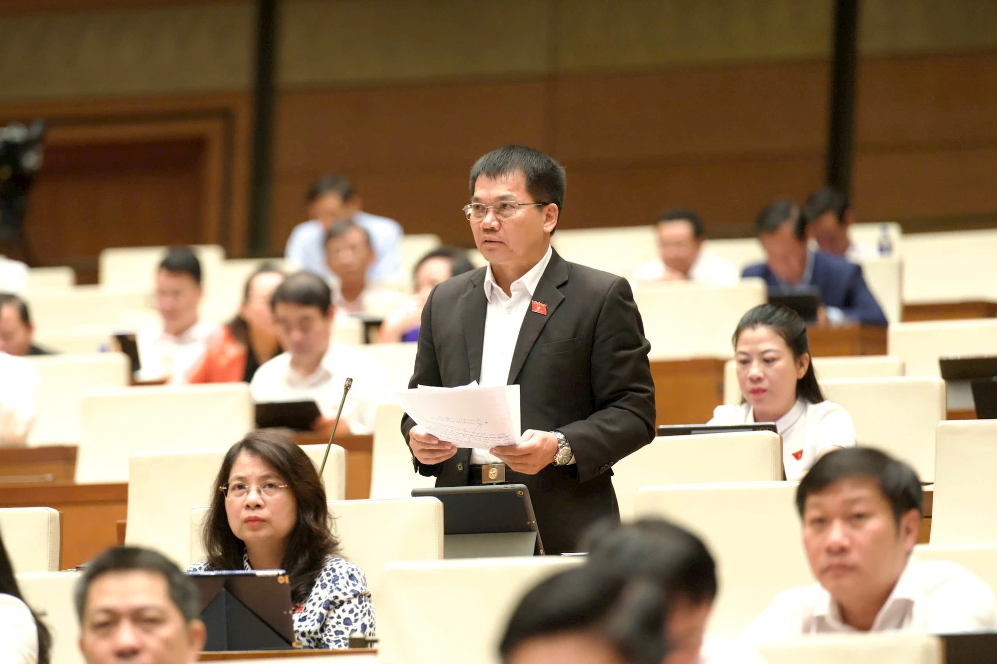 Đại biểu Quốc hội quan tâm, thảo luận các quy định về giáo dục, y tế trong Luật Thủ đô (sửa đổi)- Ảnh 4.
