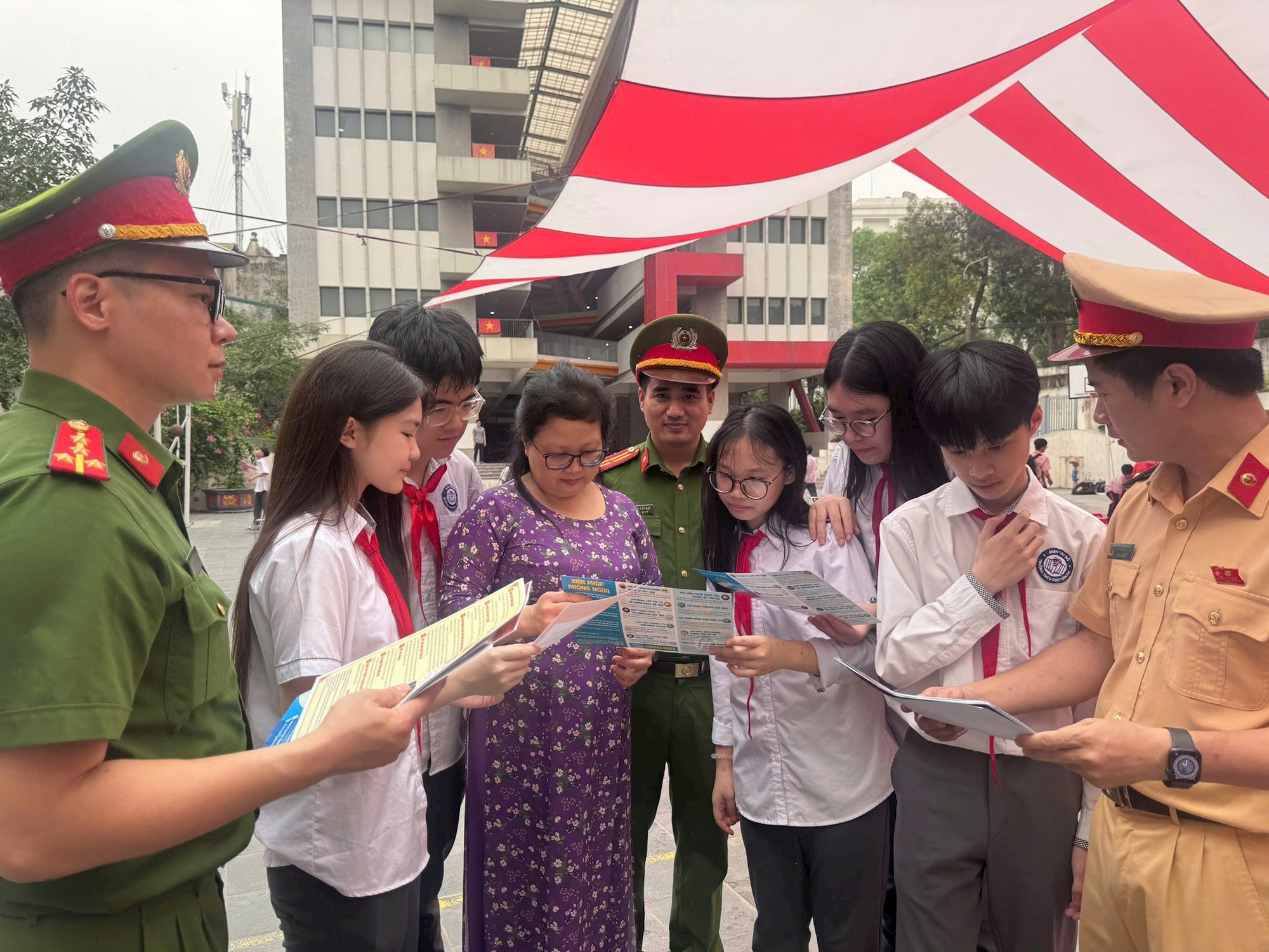 Phường Tây Hồ triển khai mô hình phụ nữ Công an Thủ đô tăng cường tuyên truyền, giáo dục pháp luật tại các cơ sở giáo dục- Ảnh 2.