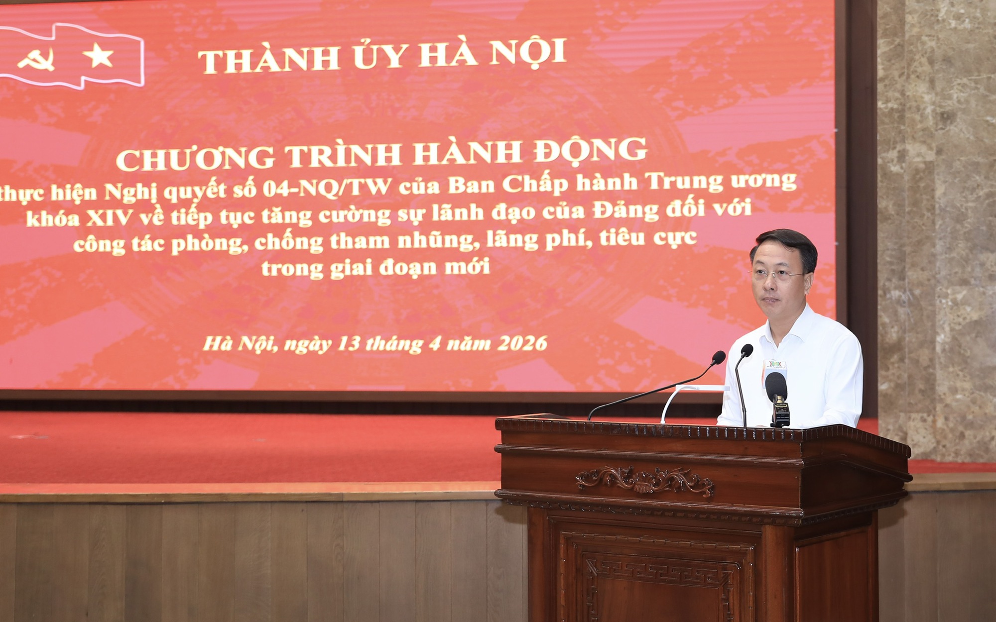 Trưởng ban Nội chính Thành ủy Trần Đình Cảnh trình bày các nội dung cốt lõi của Chương trình hành động thực hiện Nghị quyết số 04-NQ/TW