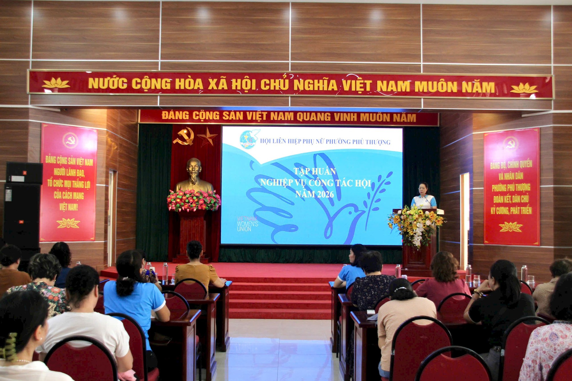 Phường Phú Thượng trao tặng quà cho phụ nữ khuyết tật có hoàn cảnh khó khăn- Ảnh 4.