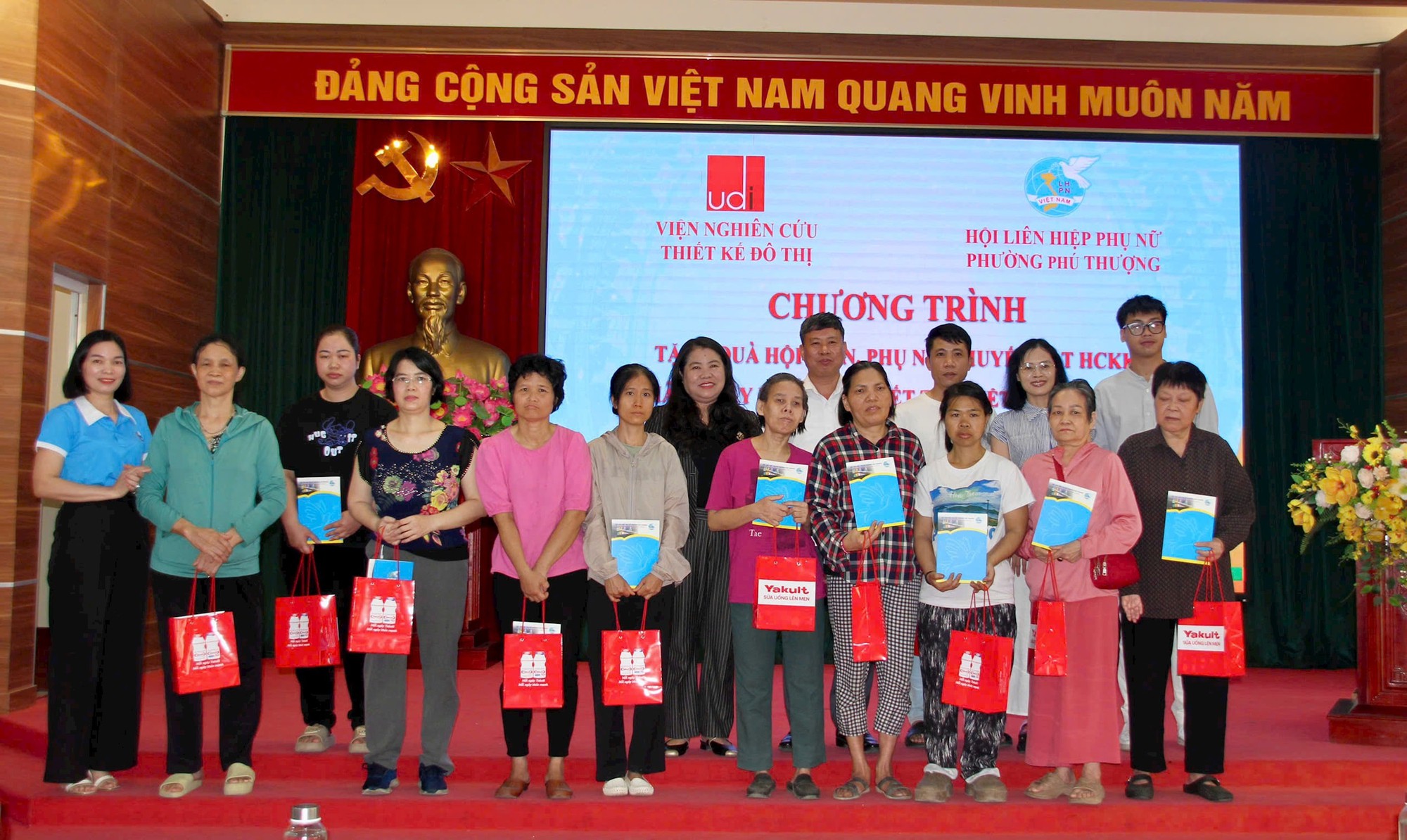 Phường Phú Thượng trao tặng quà cho phụ nữ khuyết tật có hoàn cảnh khó khăn- Ảnh 2.