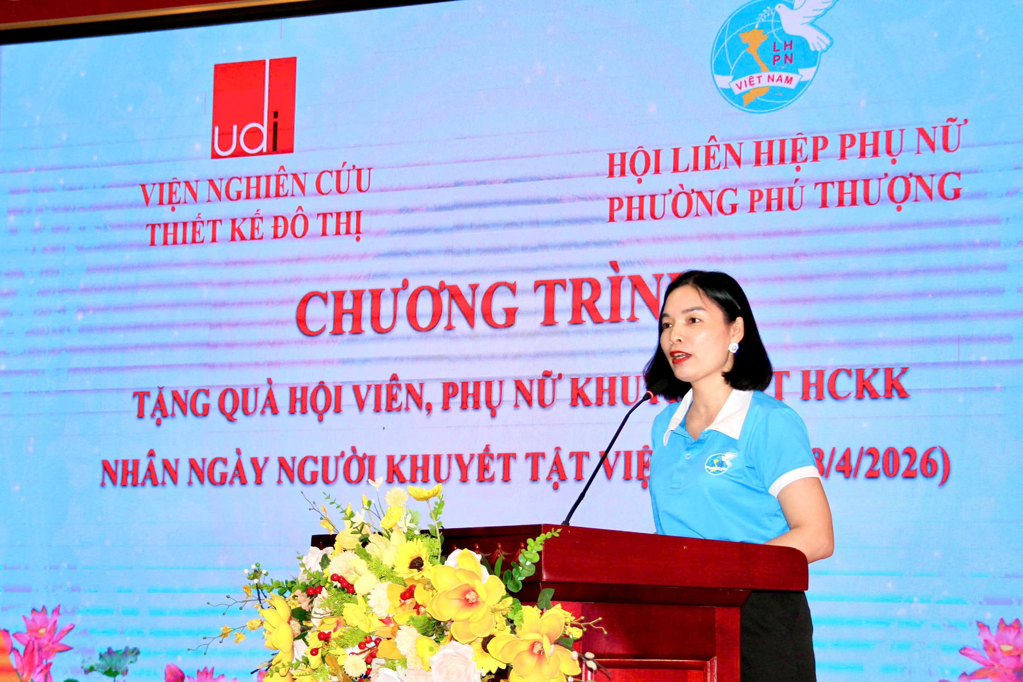 Phường Phú Thượng trao tặng quà cho phụ nữ khuyết tật có hoàn cảnh khó khăn- Ảnh 1.