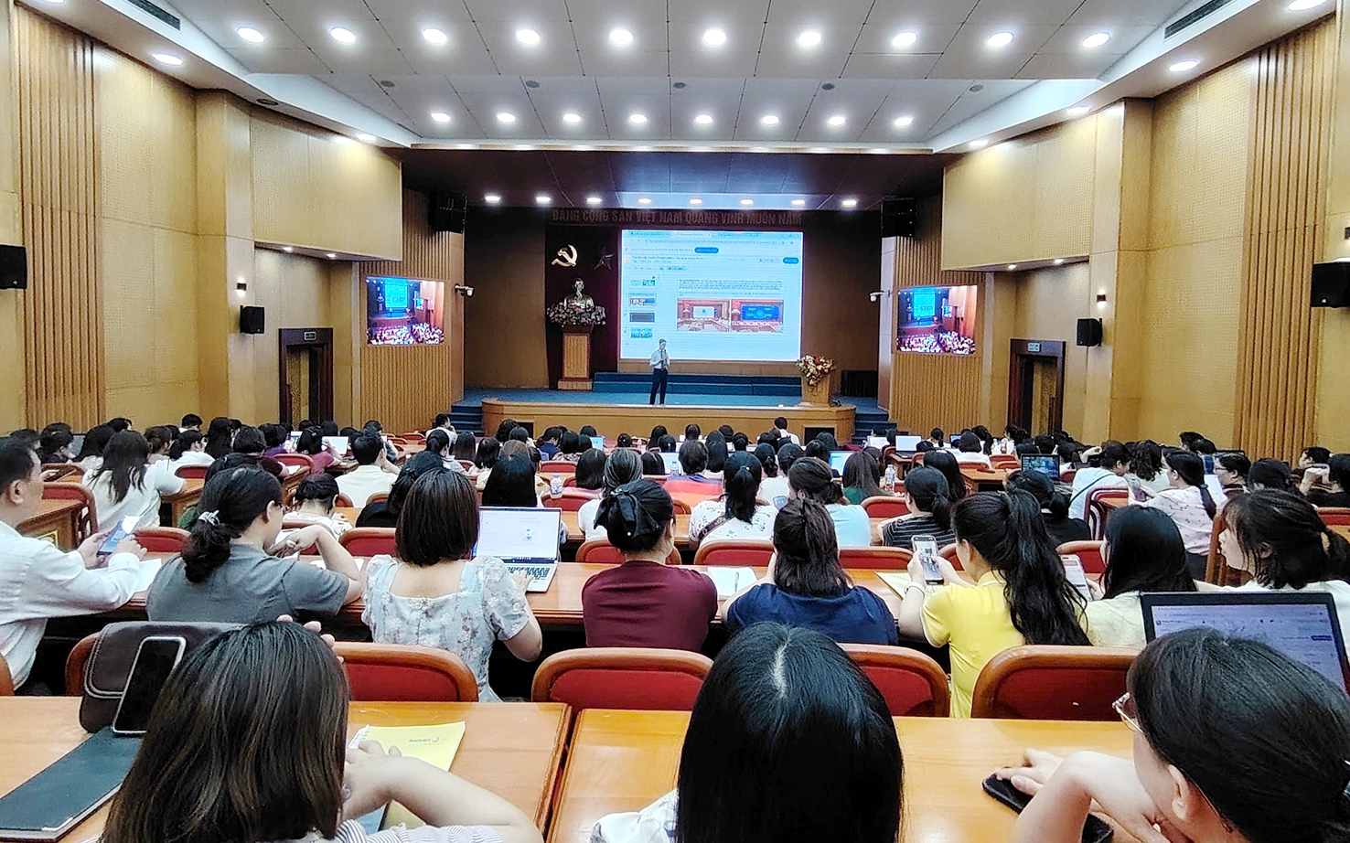 Quang cảnh buổi tập huấn