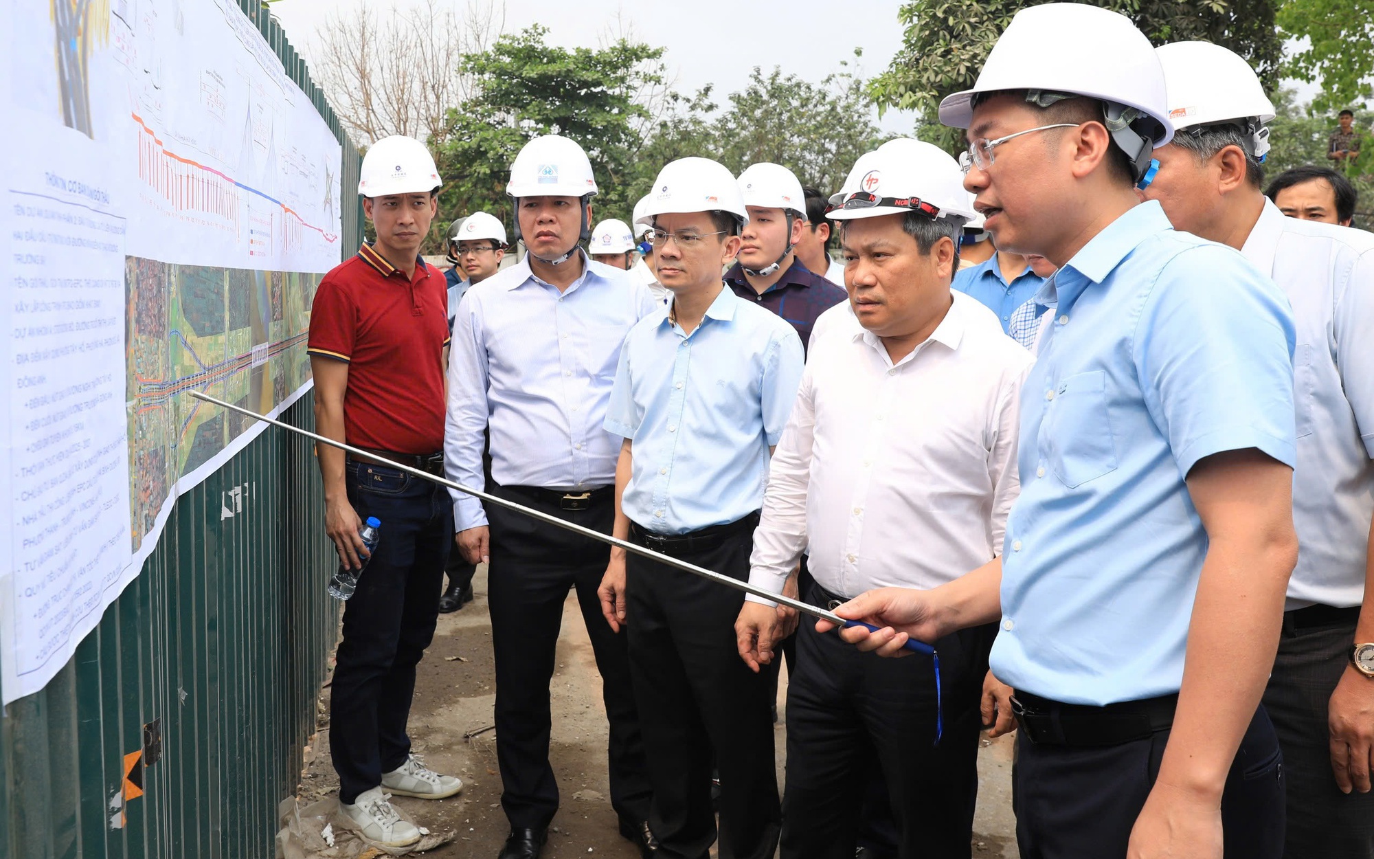 Chủ tịch Hà Nội Vũ Đại Thắng kiểm tra tiến độ hai dự án đầu tư xây dựng cầu Tứ Liên và cầu Trần Hưng Đạo