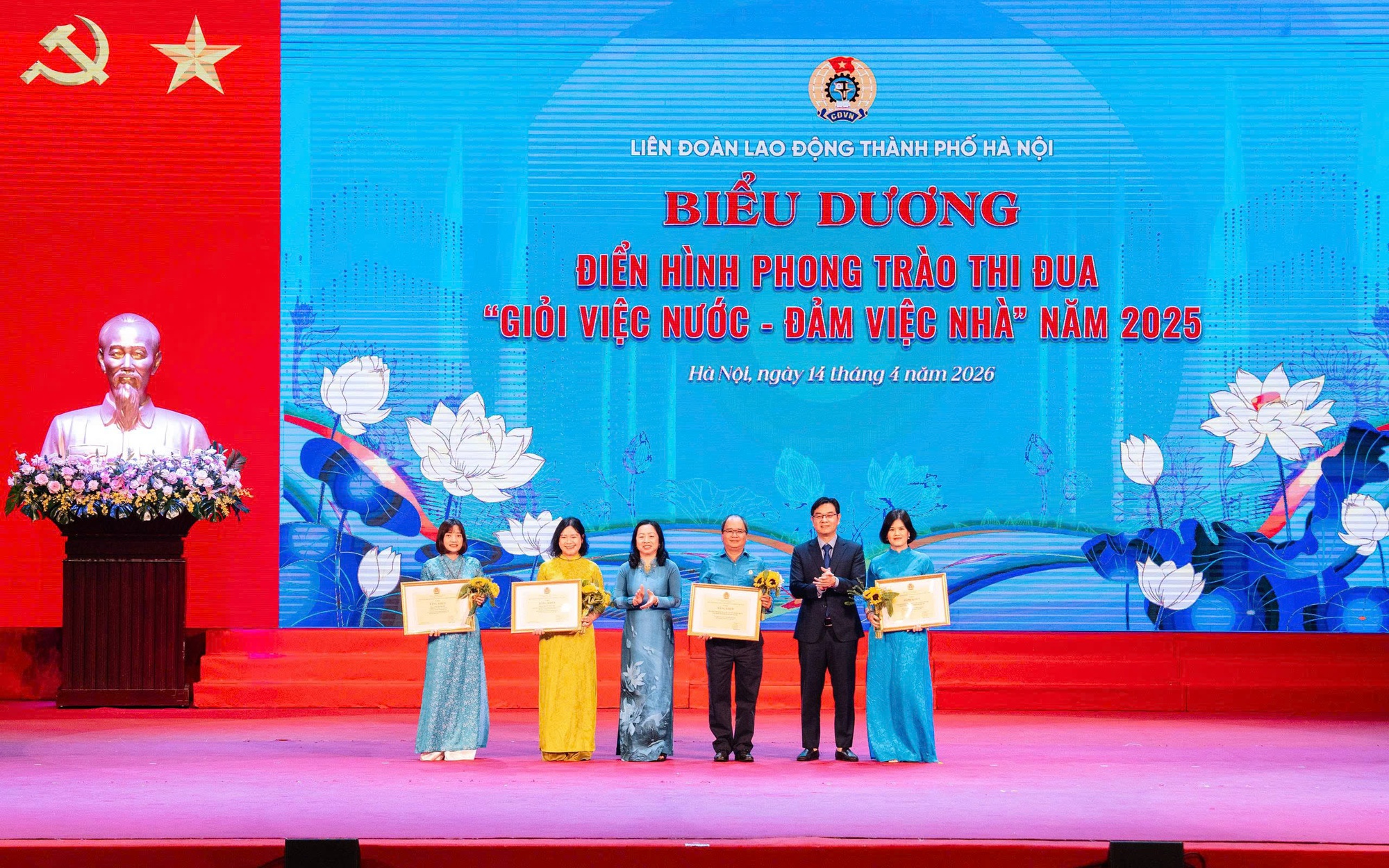 Lãnh đạo Tổng LĐLĐ Việt Nam, LĐLĐ thành phố Hà Nội khen thưởng biểu dương các điển hình trong phong trào thi đua “Giỏi việc nước, đảm việc nhà”. 