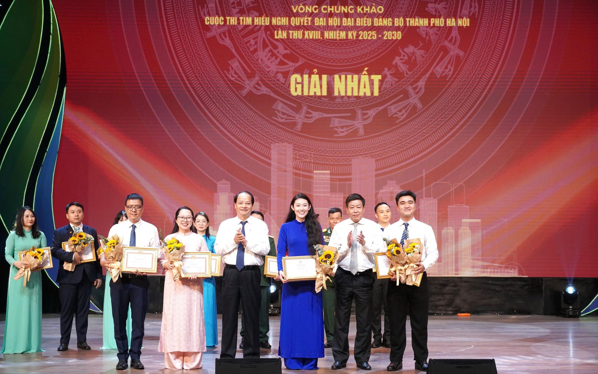 Ban Tổ chức trao giải Nhất cho đội Khát vọng với các thành viên đến từ các phường Cửa Nam, Đống Đa và xã Dân Hòa