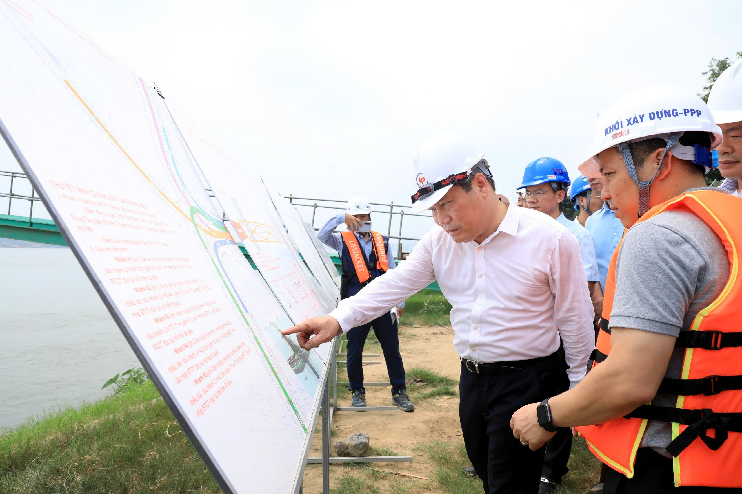 Toàn cảnh tiến độ cầu Trần Hưng Đạo: Quyết liệt tháo gỡ ‘điểm nghẽn’ mặt bằng, tăng tốc về đích 2027- Ảnh 9.