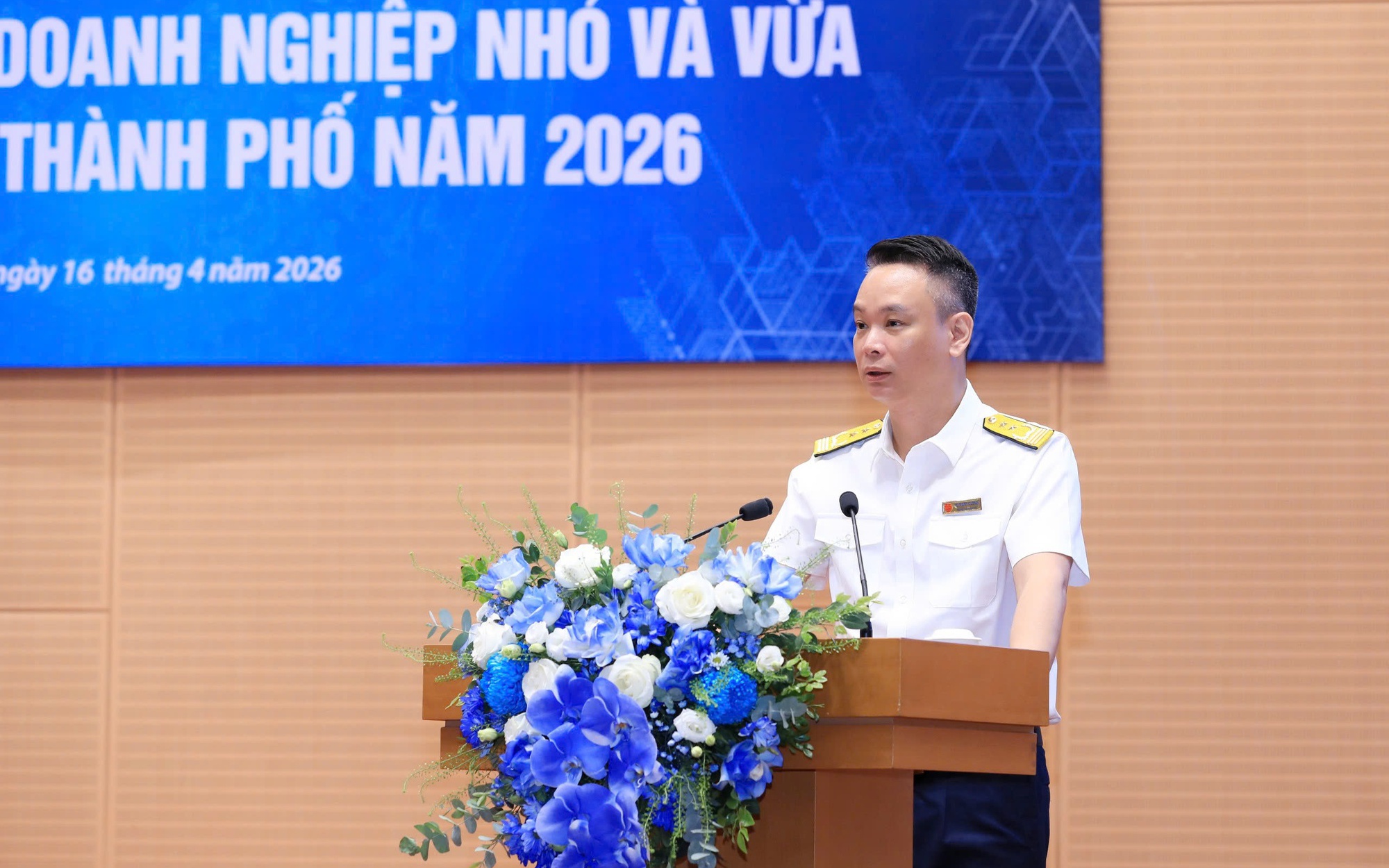 Đồng chí Vũ Mạnh Cường, Trưởng Thuế thành phố Hà Nội trả lời các kiến nghị. Ảnh: Lê Hải