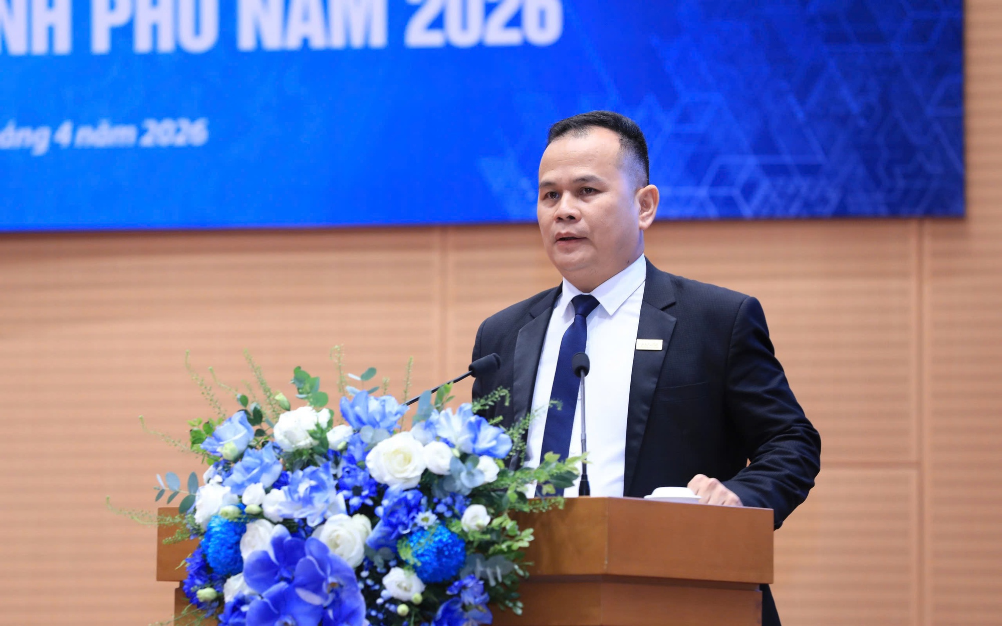 Phó Chủ tịch kiêm Tổng Thư ký Hội Doanh nghiệp trẻ Hà Nội Trần Văn Minh trình bày tham luận tại Hội nghị. Ảnh: Lê Hải