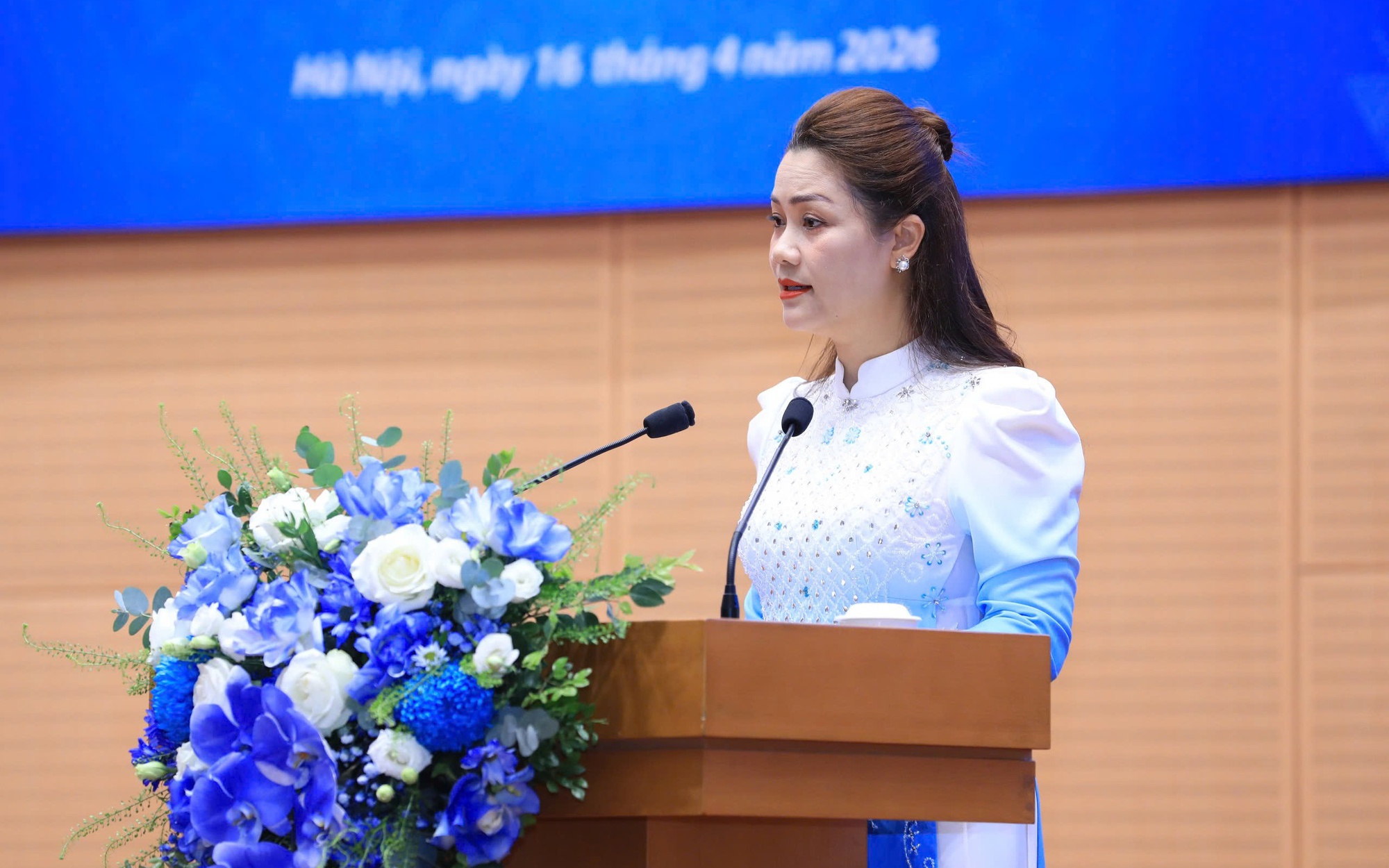 Bà Nguyễn Minh Thu, Phó Tổng thư ký Hiệp hội Doanh nghiệp nhỏ và vừa thành phố Hà Nội, Phó Viện trưởng Viện Nghiên cứu và Đào tạo Doanh nhân APEC tham luận. Ảnh: Lê Hải