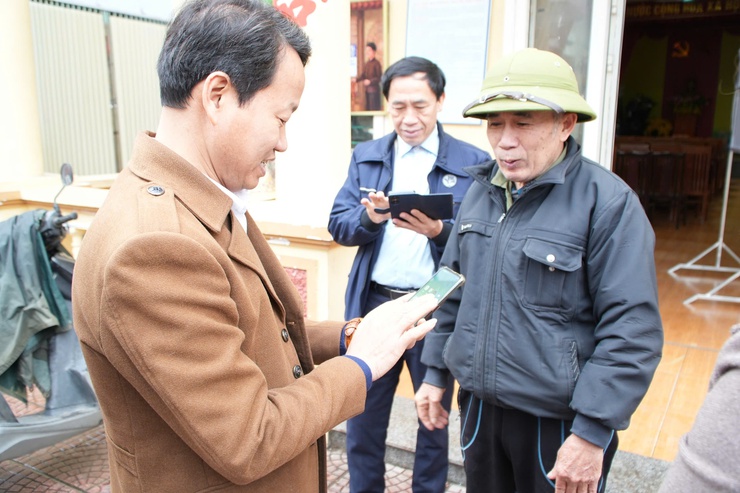 Xã Tây Phương triển khai lắp đặt và tuyên truyền Cổng thông tin số và dịch vụ công tại các nhà văn hóa thôn- Ảnh 4.