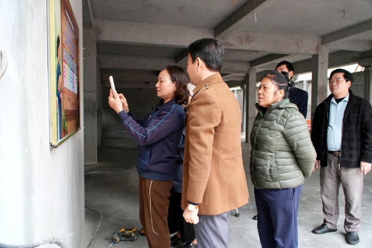 Xã Tây Phương triển khai lắp đặt và tuyên truyền Cổng thông tin số và dịch vụ công tại các nhà văn hóa thôn- Ảnh 5.