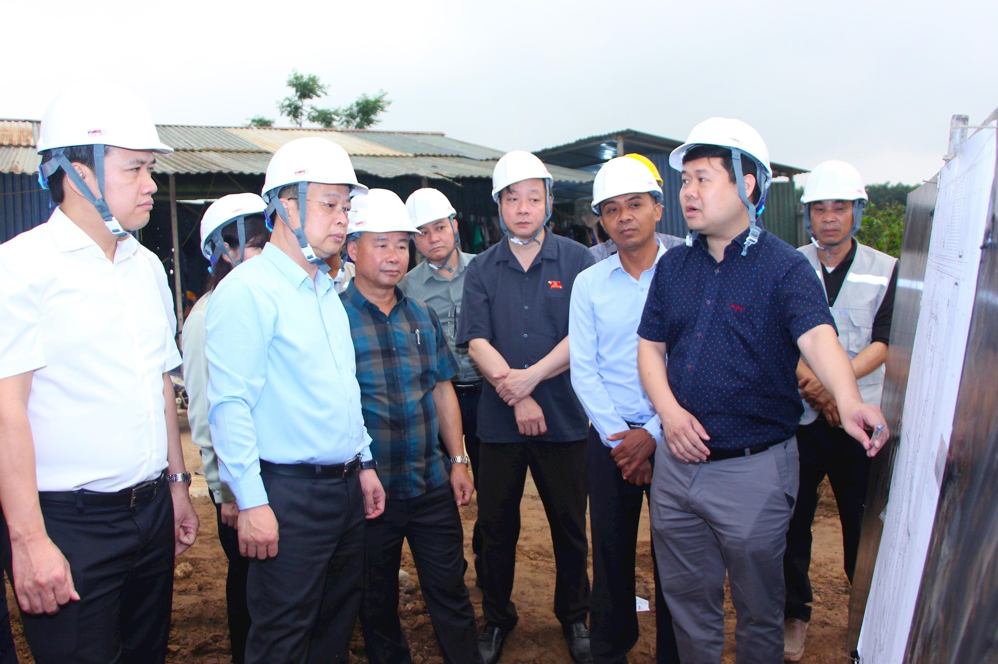 Thường trực HĐND Thành phố giám sát việc triển khai các dự án thoát nước, việc chống úng ngập trên địa bàn Thành phố- Ảnh 1.