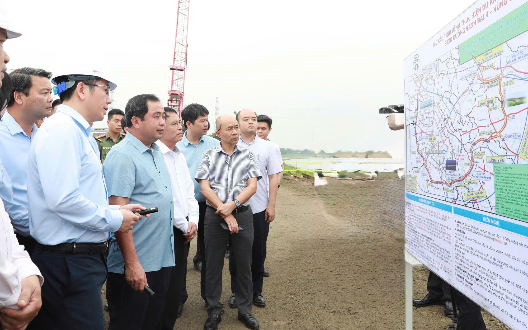 Bí thư Thành ủy Trần Đức Thắng và Phó Bí thư Thường trực Thành ủy Nguyễn Trọng Đông kiểm tra thực địa tại dự án cầu Mễ Sở.