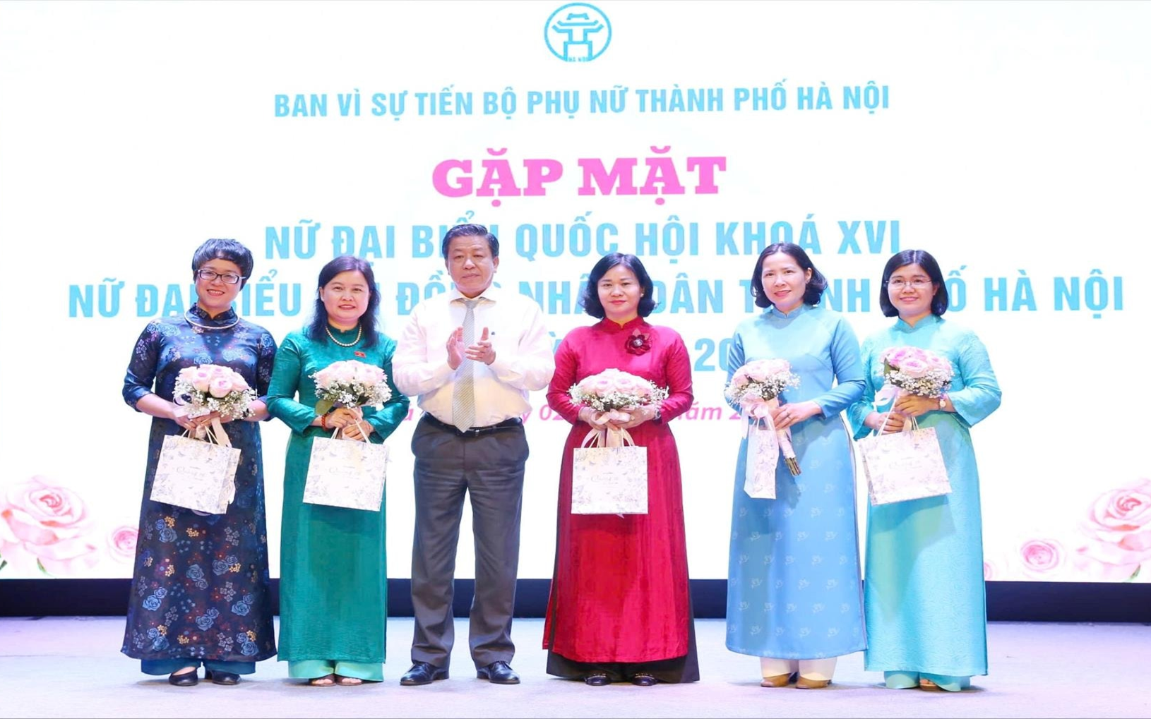 Phó Chủ tịch Thường trực UBND thành phố Hà Nội Dương Đức Tuấn tặng quà các nữ đại biểu Quốc hội khóa XVI.