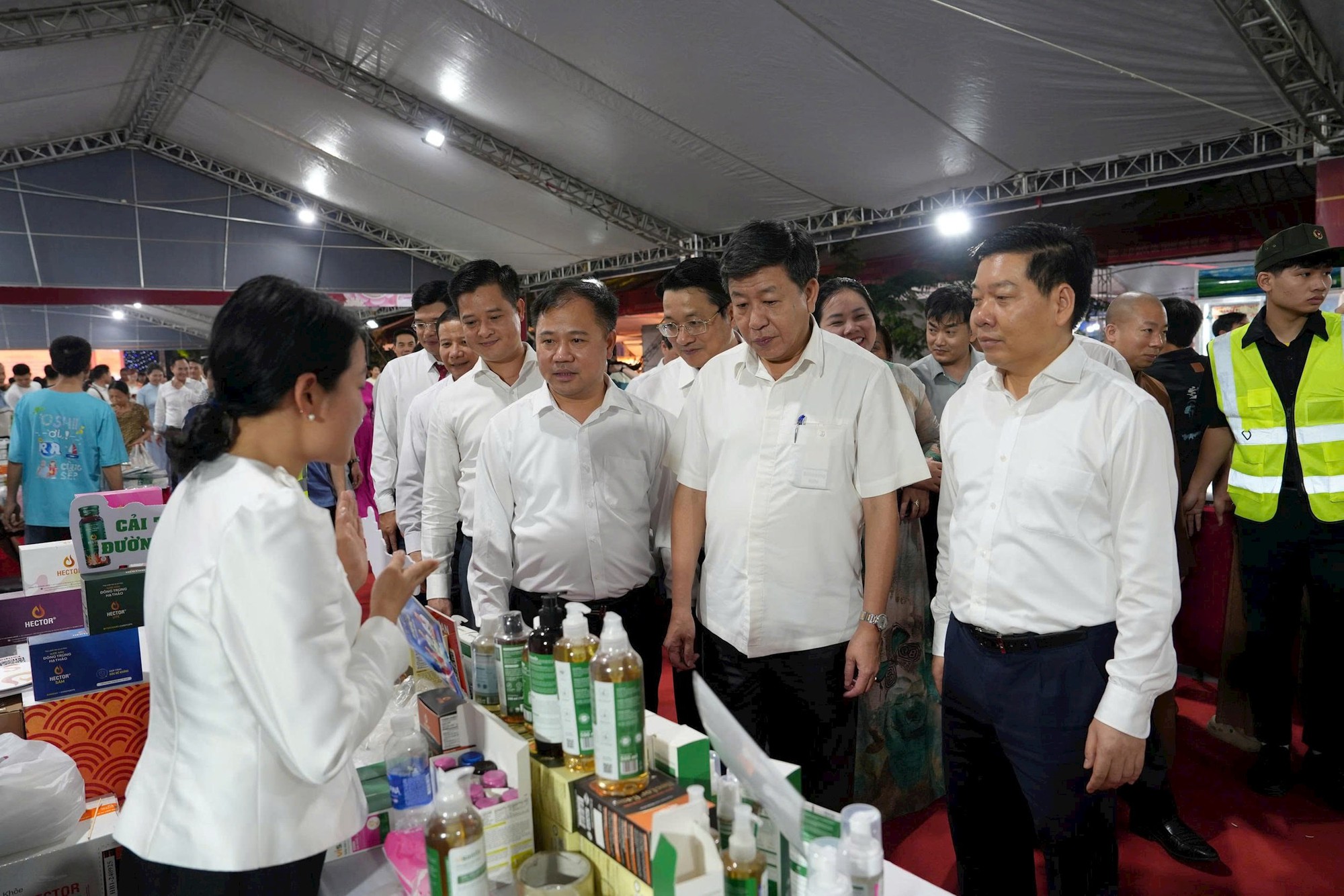 Khai hội chùa Thầy, Tuần lễ văn hóa - du lịch và không gian quảng bá sản phẩm, đặc sản làng nghề- Ảnh 5.