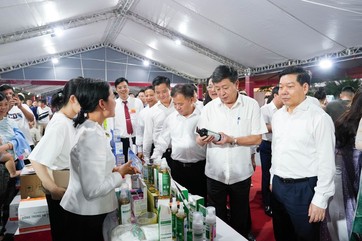 Khai hội chùa Thầy, Tuần lễ văn hóa - du lịch và không gian quảng bá sản phẩm, đặc sản làng nghề- Ảnh 7.