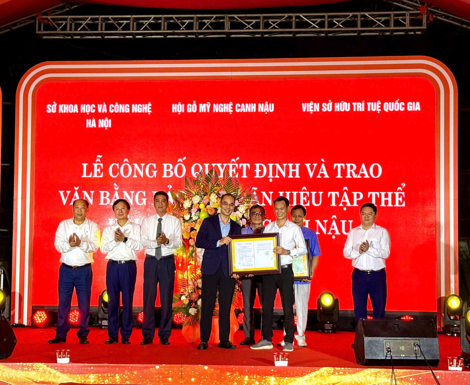 Hội chợ hàng công nghiệp nông thôn tiêu biểu gắn với lễ hội truyền thống Quốc gia chùa Tây Phương- Ảnh 3.