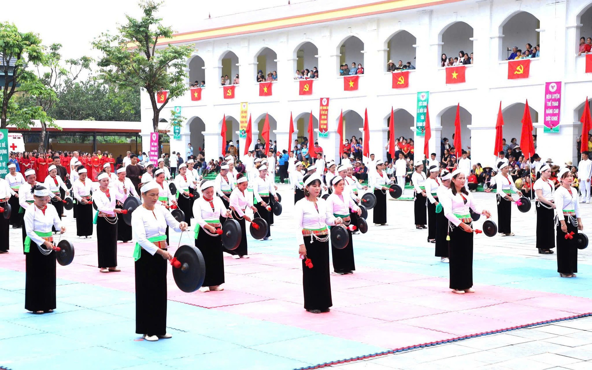 Biểu diễn cồng chiêng, một nét văn hóa của người dân tộc Mường ở Yên Xuân.