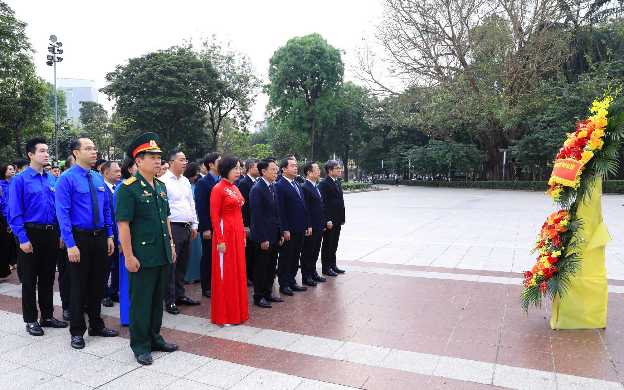 Bí thư Thành ủy Hà Nội Trần Đức Thắng và các đồng chí lãnh đạo Thành phố dâng hoa kỷ niệm 156 năm ngày sinh  V.I.Lênin