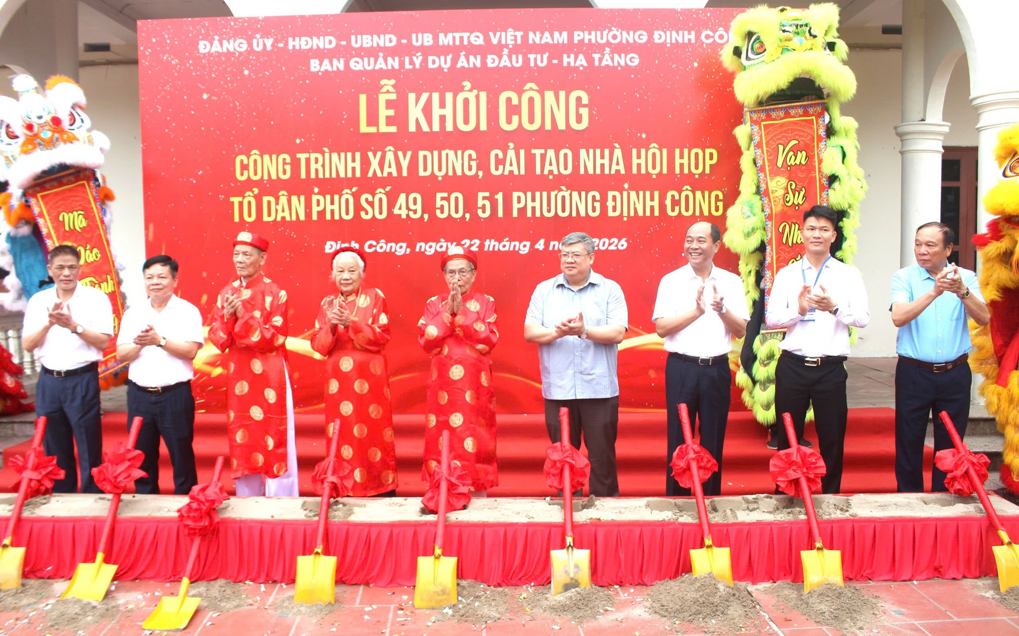 Các đại biểu thực hiện nghi thức khởi công dự án